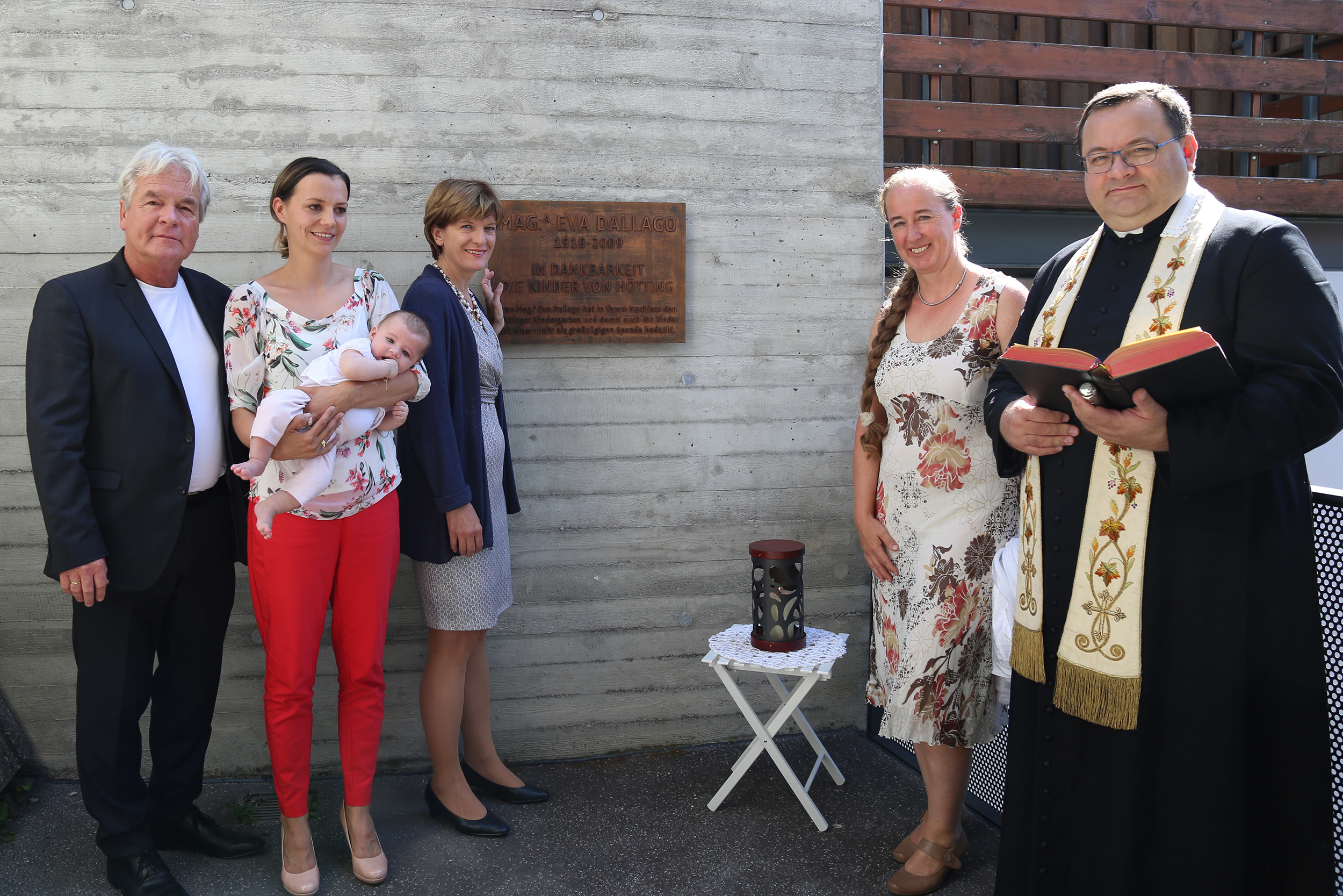 Bei der Enthüllung der Gedenktafel an die Gönnerin Eva Dallago (v.l.): Bildungsstadtrat Ernst Pechlaner, Barbara Kolozs mit Töchterchen Zoey (Leitung städtische Kinderkrippen ISD), Bürgermeisterin Christine Oppitz-Plörer, Maria Hell (Leiterin Kindergarten Hötting) und Pfarrer Marek Ciesielski.