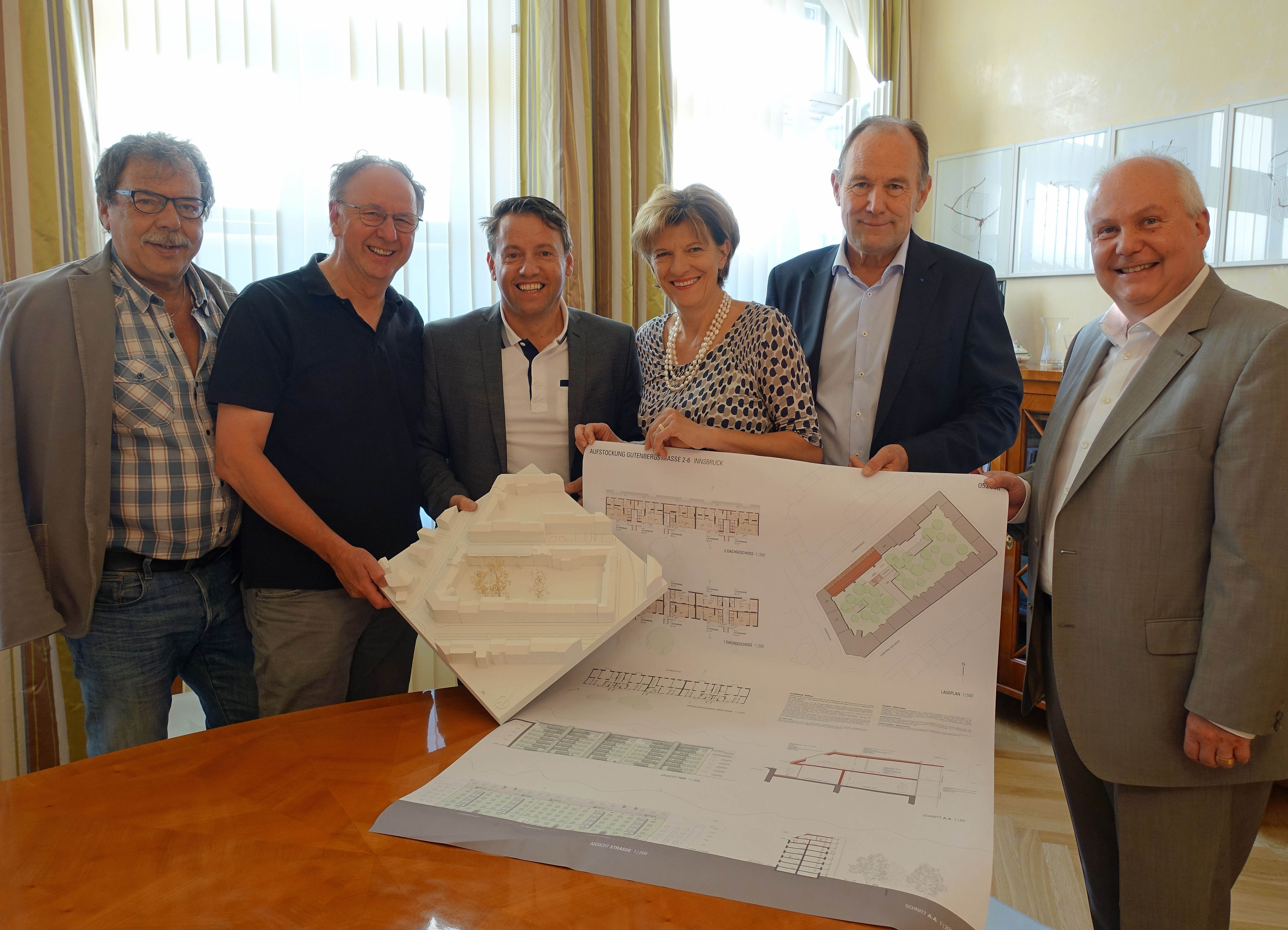 Halten die Pläne und das Modell für die Aufstockung in der Gutenbergstraße bereits in ihren Händen (v. l.): Stadtrat Mag. Gerhard Fritz, Architekt DI Erich Wucherer, IIG-Geschäftsführer Dr. Franz Danler, Bürgermeisterin Mag.a Christine Oppitz-Plörer, Univ.-Prof. Dr. Franz Pegger (Vorsitzender des IIG-Aufsichtsrates) und Stadtrat Andreas Wanker