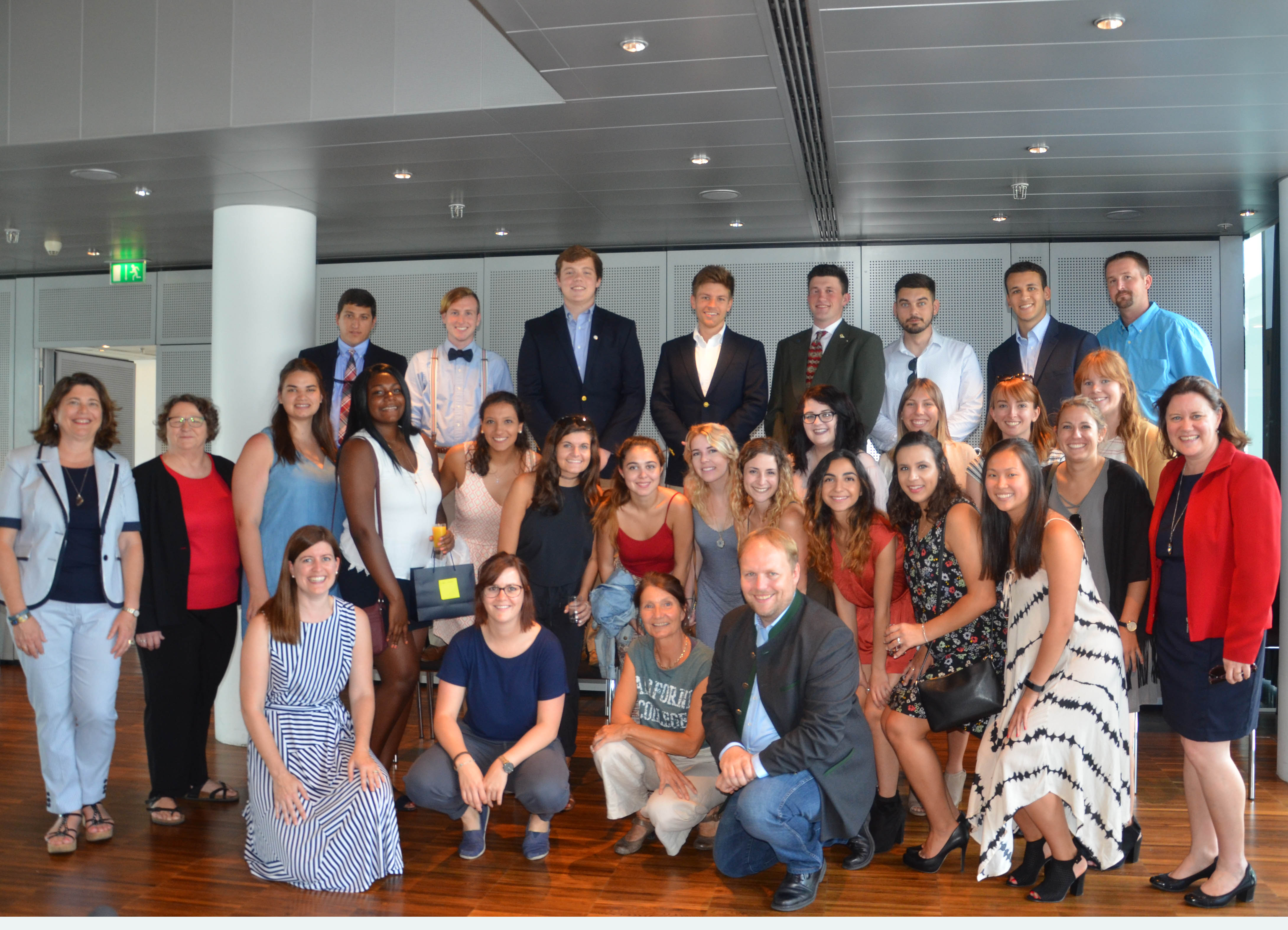 Gemeinderätin Uschi Schwarzl (vorne 2.v.r.), Gemeinderätin Kathrin Heis (vorne 2.v.l.) Gemeinderat Lucas Krackl (vorne 1. r.) begrüßten die StudentInnen, sowie die Koordinatorinnen der UNO-Summer-School, Alea Morelock Cot (r.), Marianna Zanotti Martinez (vorne 1.v.l.), und Irene Ziegler (1.v.r.), im Innsbrucker Plenarsaal.