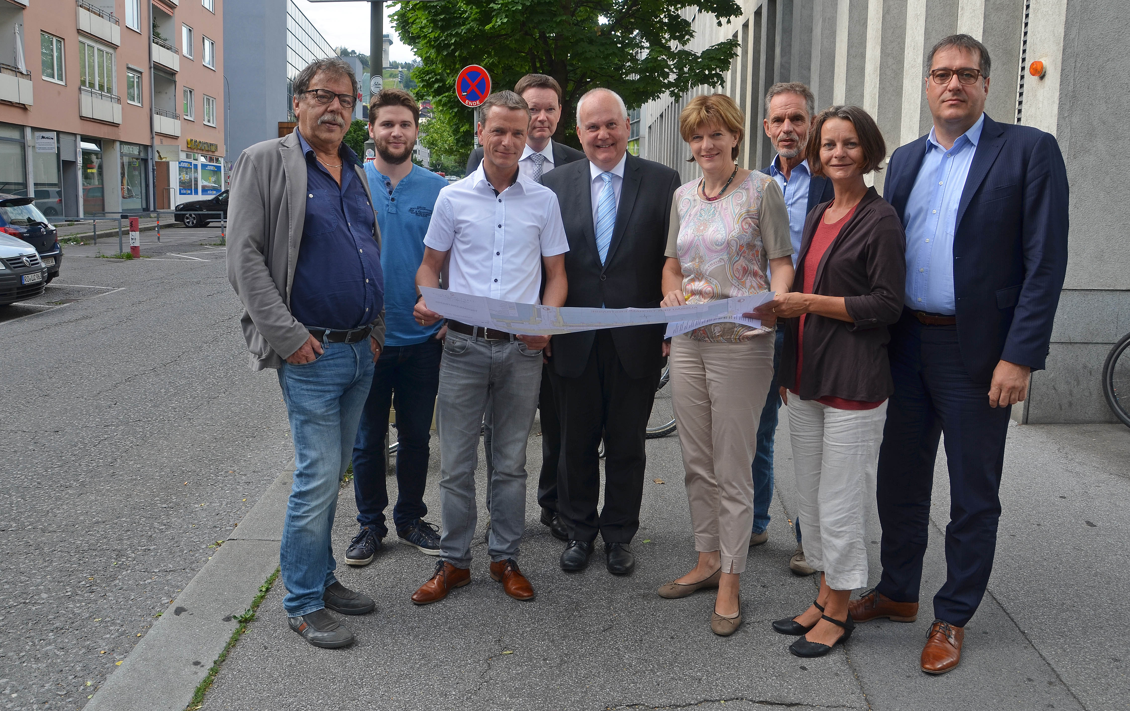 Nahmen an der alljährlichen Belagsbesichtigung durch die Stadt teil (v. l.): Stadtrat Gerhard Fritz, Manuel Oberländer, Vizebürgermeister Christoph Kaufmann, Abteilungsleiter Robert Schöpf, Stadtrat Andreas Wanker, Bürgermeisterin Christine Oppitz-Plörer, Referent Herwig Kutter, Vizebürgermeisterin Sonja Pitscheider und Stadtrat Franz X. Gruber
