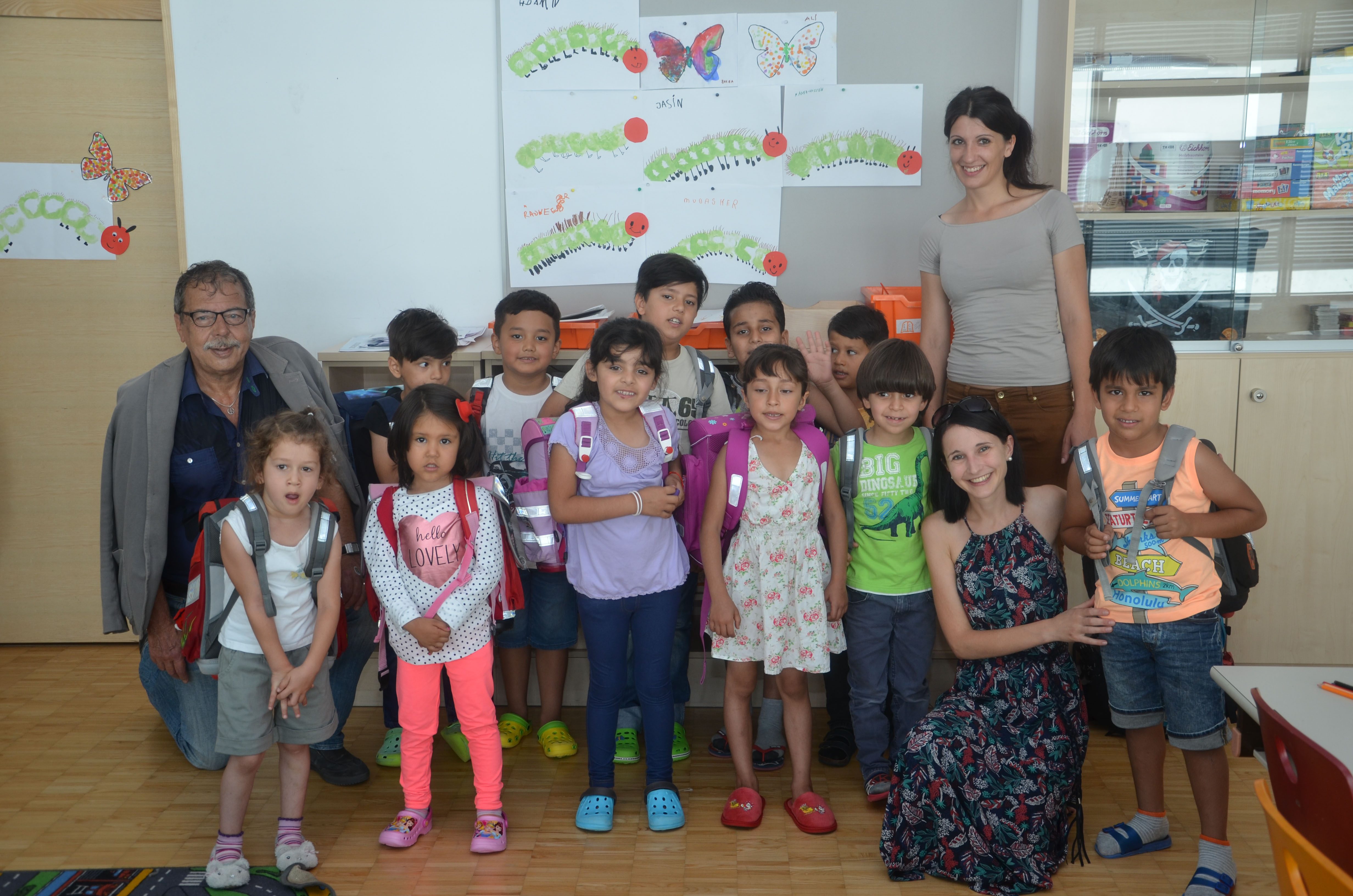 Bestmögliche sprachliche Vorbereitung auf den Schulalltag: Stadtrat Mag. Gerhard Fritz und Elena Hörmanseder (TSD, vorne) besuchten die Kinder und ihre Lehrerin Claudia Oberhauser (stehend) in der Volksschule Reichenau.