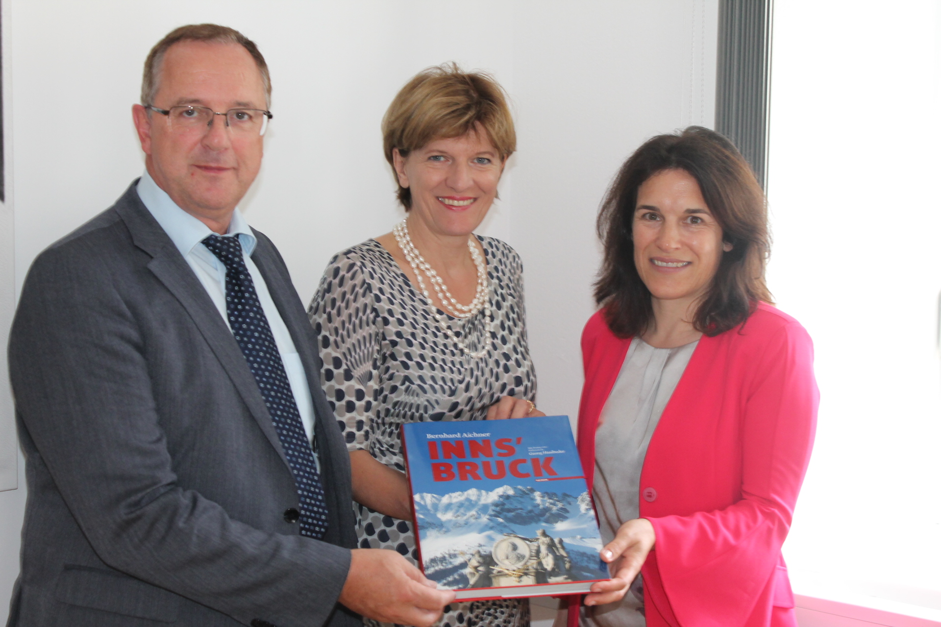 Bürgermeisterin Christine Oppitz-Plörer (M.) überreichte bei ihrem Besuch ein Innsbruck-Buch an Josef Siegele und Maria Luise Berger.