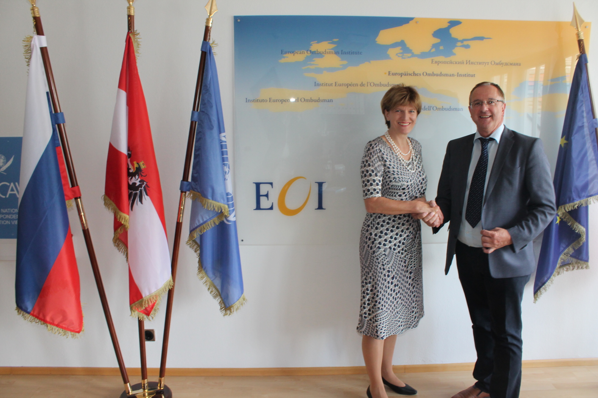 Generalsekretär Josef Siegele begrüßte Bürgermeisterin Christine Oppitz-Plörer im Europäischen Ombudsmann-Institut in der Meraner Straße.