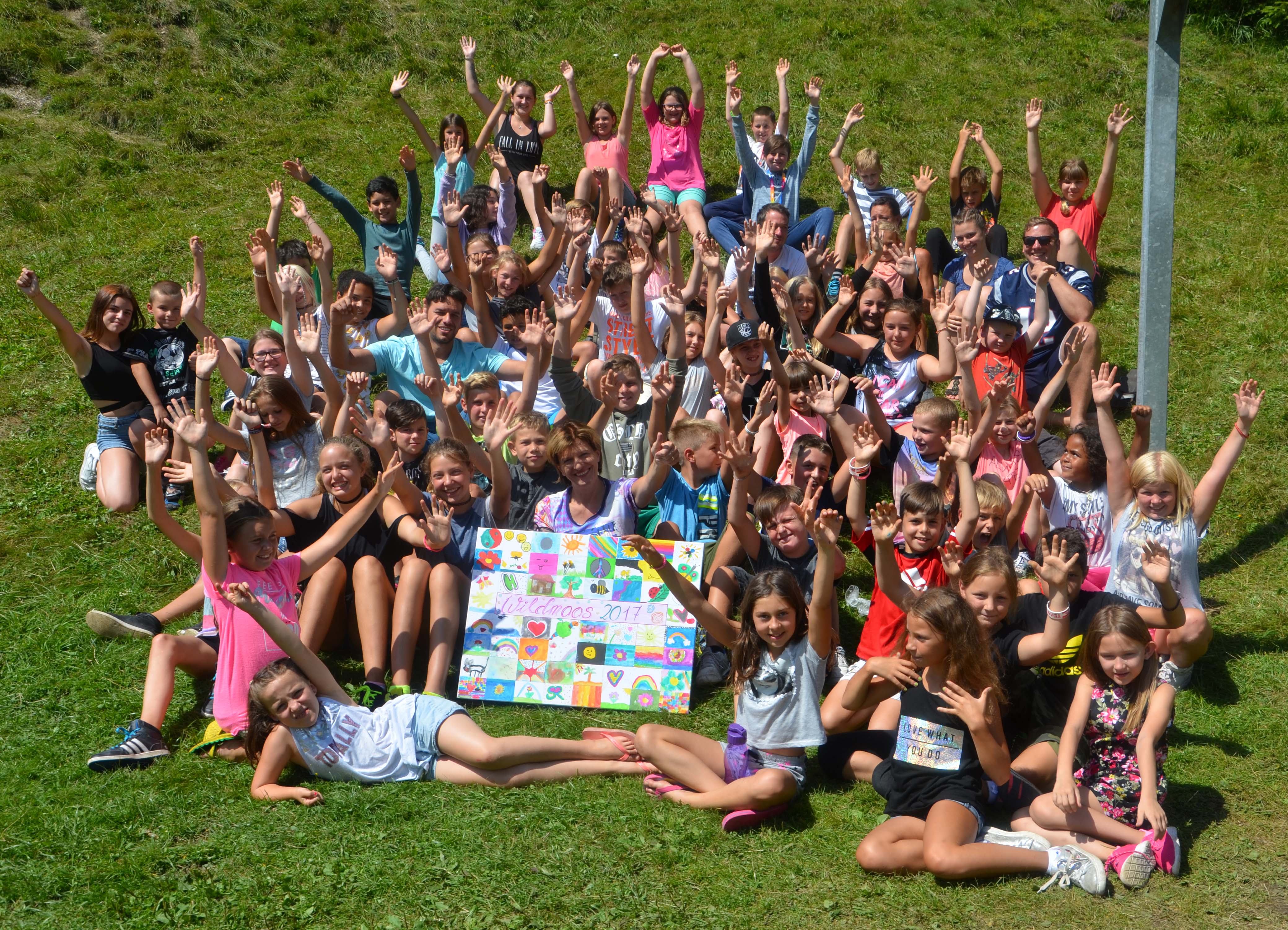 Bürgermeisterin Christine Oppitz-Plörer stattete den Kindern im Ferienlager Wildmoos einen Besuch ab. Als Willkommensgeschenk bekam sie ein buntes Bild.
© IKM/D. Hofer
