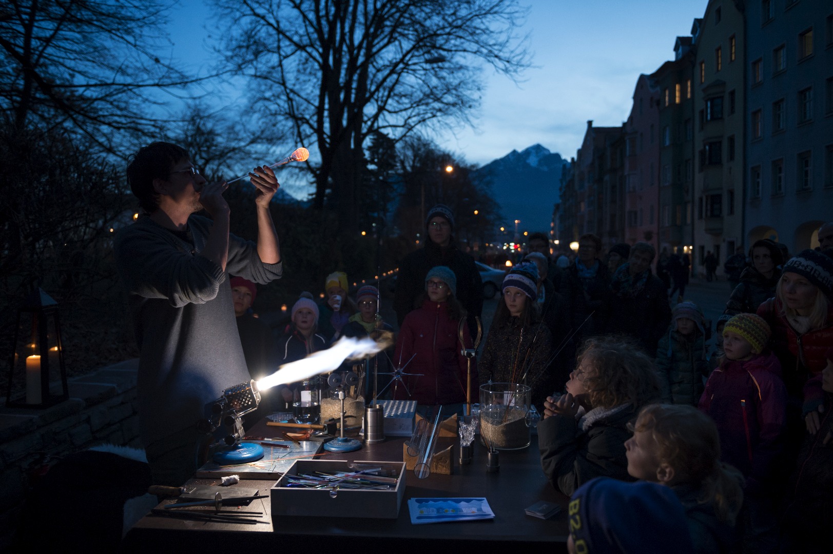 „Anpruggen leise“ ist eine Straßenveranstaltung, die in der Adventzeit stattfindet. Viele Kerzen säumen die Straßen in St. Nikolaus und Mariahilf.