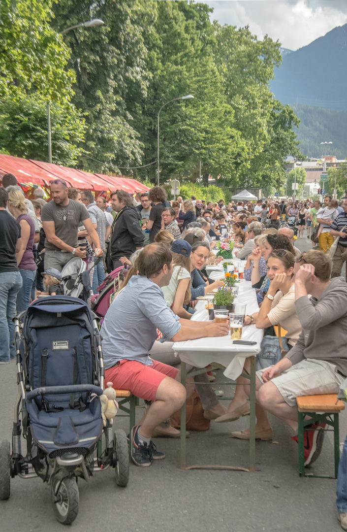 Das Stadtteilfest in Anpruggen erfreut sich äußerst großer Beliebtheit und zahlreiche Musik- und Tanzgruppen sorgen für beste Unterhaltung.