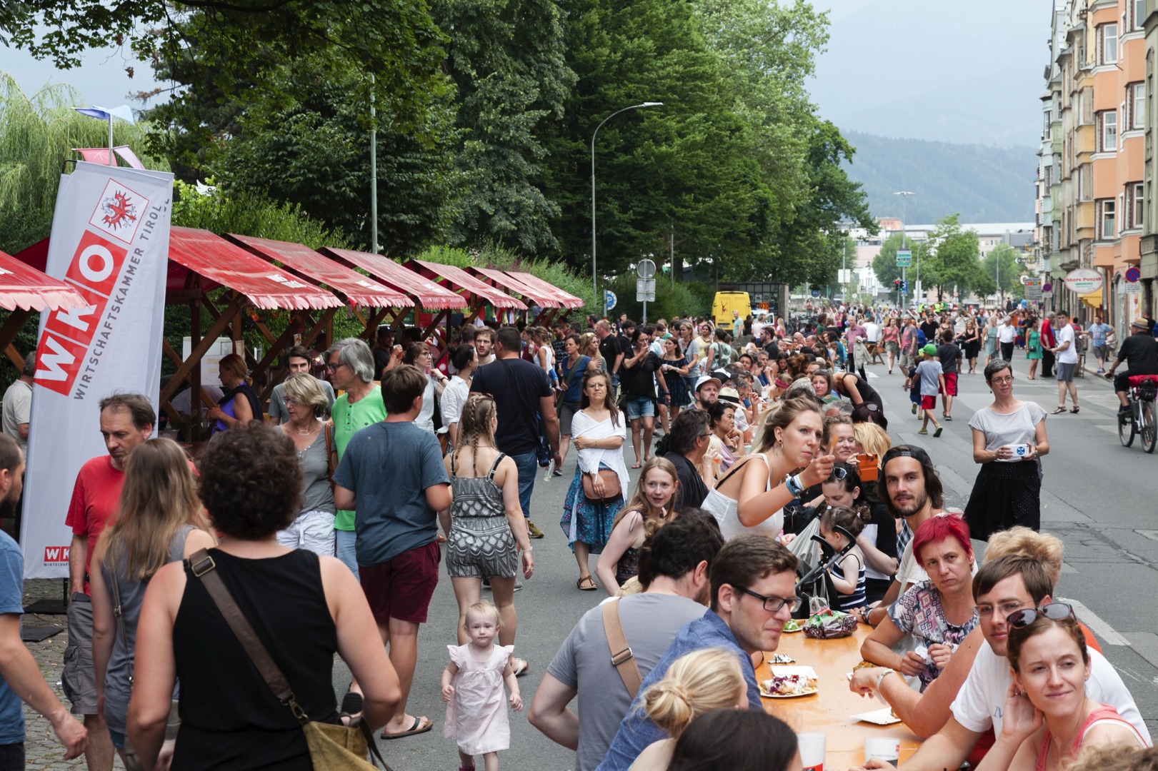 Das Stadtteilfest in Anpruggen erfreut sich äußerst großer Beliebtheit und zahlreiche Musik- und Tanzgruppen sorgen für beste Unterhaltung.