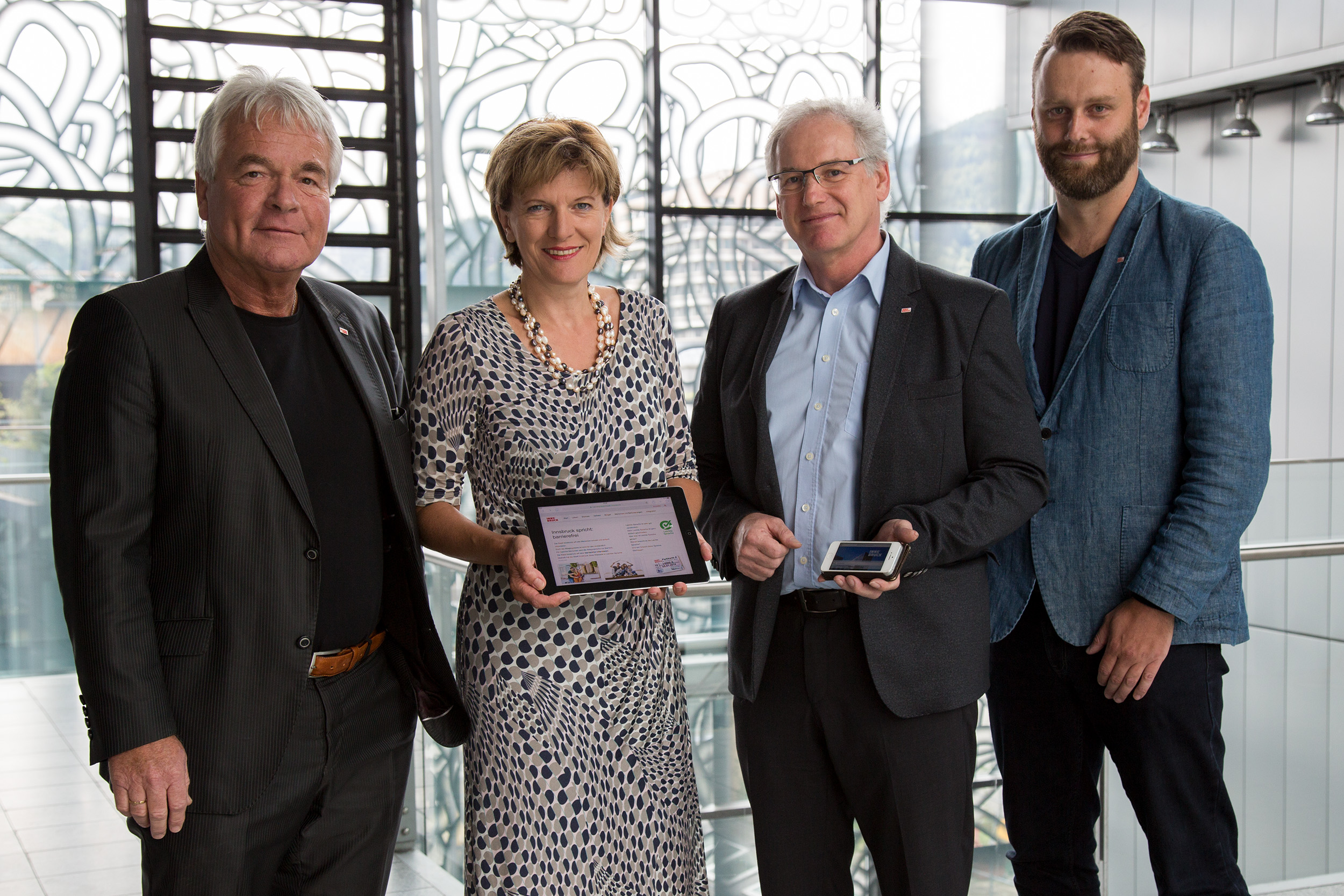 Beim Pressegespräch zur Präsentation der Webseite “Leichte Sprache” (v.l.): Bildungsstadtrat Ernst Pechlaner, Bürgermeisterin Christine Oppitz-Plörer, Magistratsdirektor Bernhard Holas und Projektleiter René Soukopf