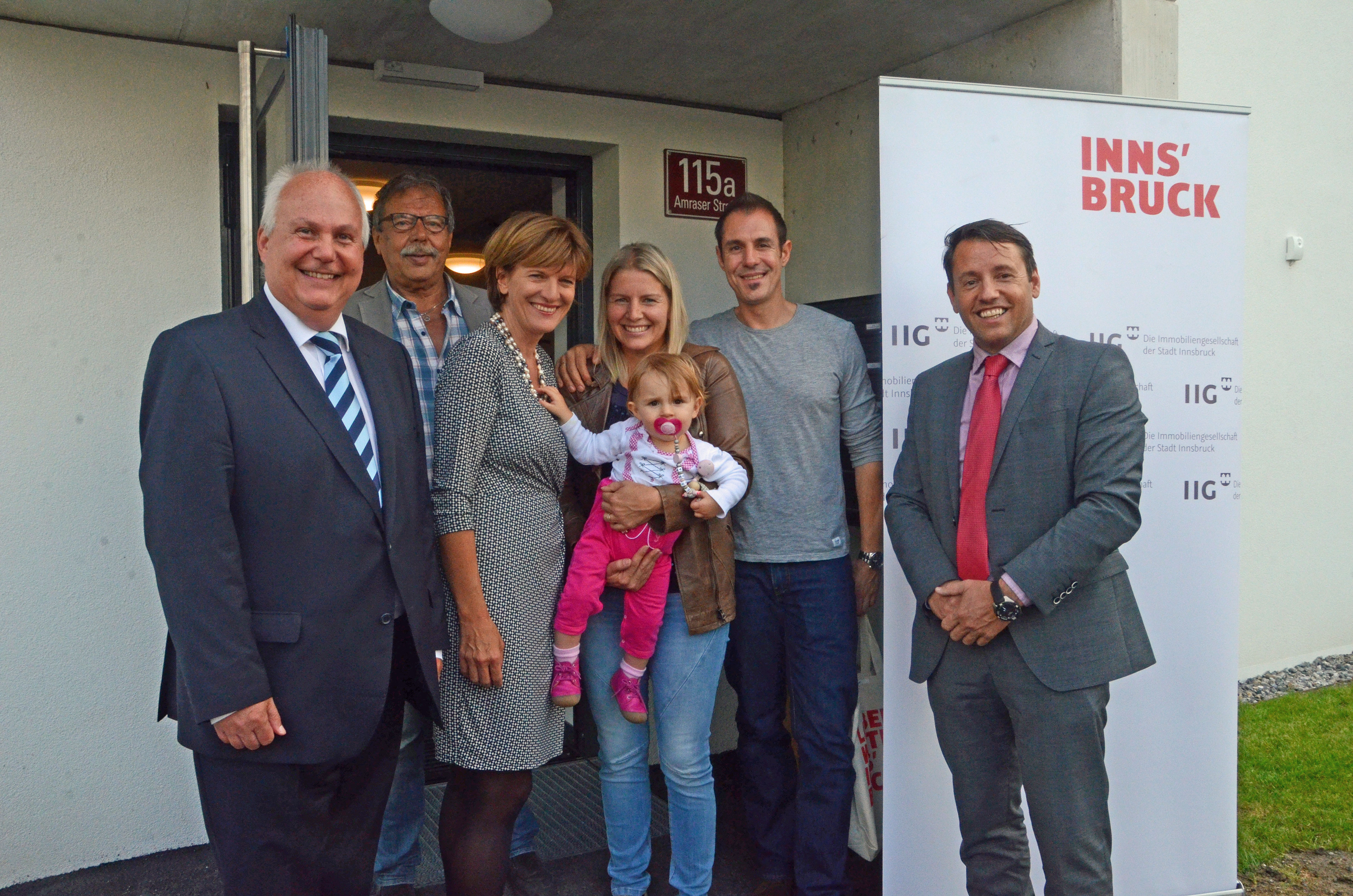 Helga (M.) und Markus Hutter (2. v. r.) freuen sich mit Töchterchen Lisa über den Schlüssel für ihre Wohnung in der Amraser Straße 115 a, den ihnen Bürgermeisterin Christine Oppitz-Plörer (3. v. l.), Stadtrat Andreas Wanker (l.), Stadtrat Gerhard Fritz (2. v. l.) und IIG-Geschäftsführer Franz Danler überreichten.