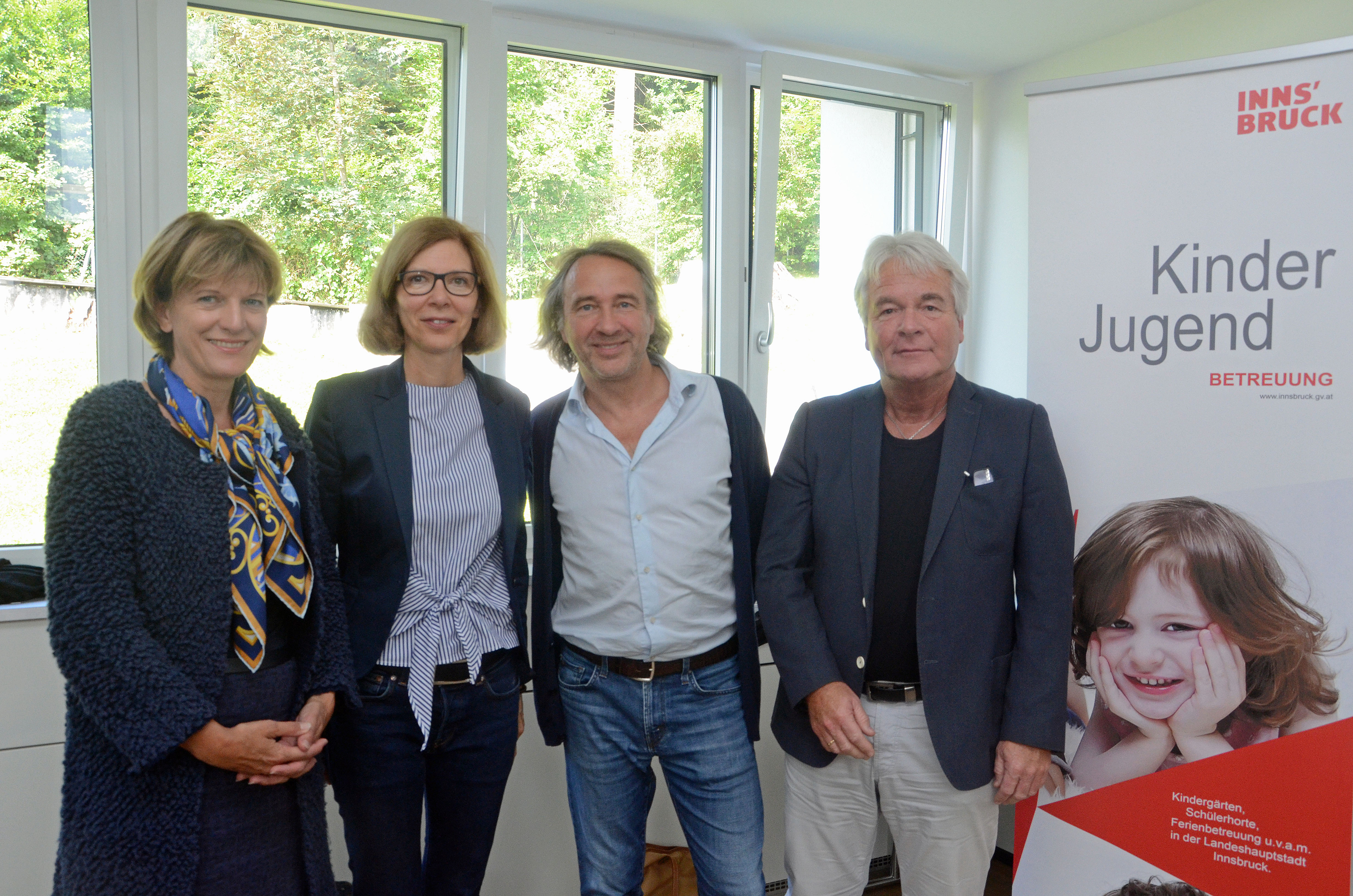 Bürgermeisterin Christine Oppitz-Plörer, Amtsvorständin Martina Zabernig, der Vortragende Christian Schubert und Stadtrat Ernst Pechlaner (v. l.) kamen nach dem Eröffnungsvortrag für ein Gruppenfoto zusammen.