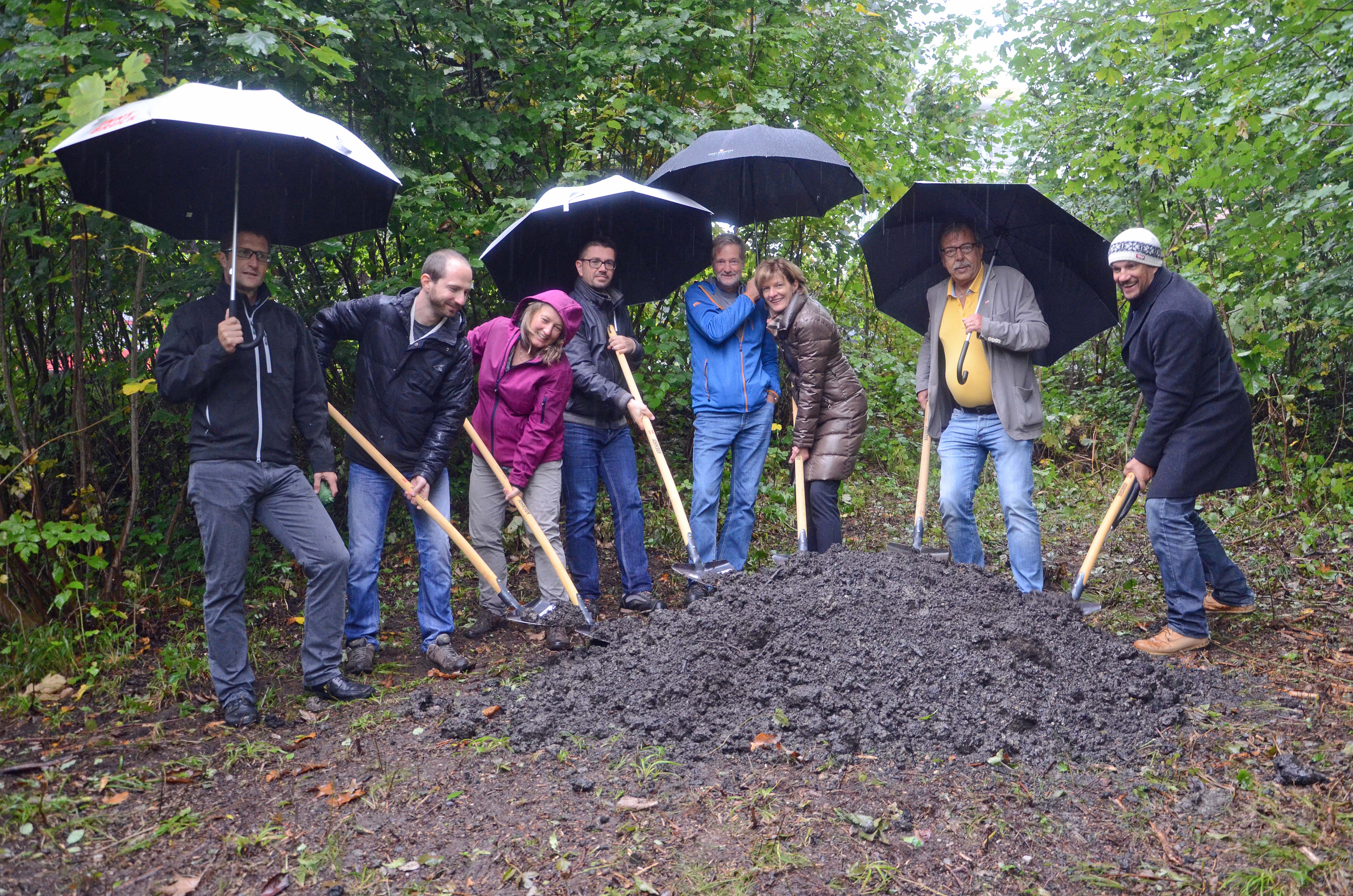 Beim Spatenstich für den neuen Spielplatz trotzten Amtsvorstand Thomas Klingler (Grünanlagen), Vorstand Simon Grießenböck (Kinderfreunde), Barbara Bloch, Stefan Plenk (Berger & Brunner BaugmbH), Peter Brandsma (Grünanlagen – Planung und Bau), Bürgermeisterin Christine Oppitz-Plörer, Stadtrat Gerhard Fritz und Obmann Hanns-Christoph Nägerl (Verein Baukultur & Lebensraum Hungerburg; v. l.) dem Regenwetter.
