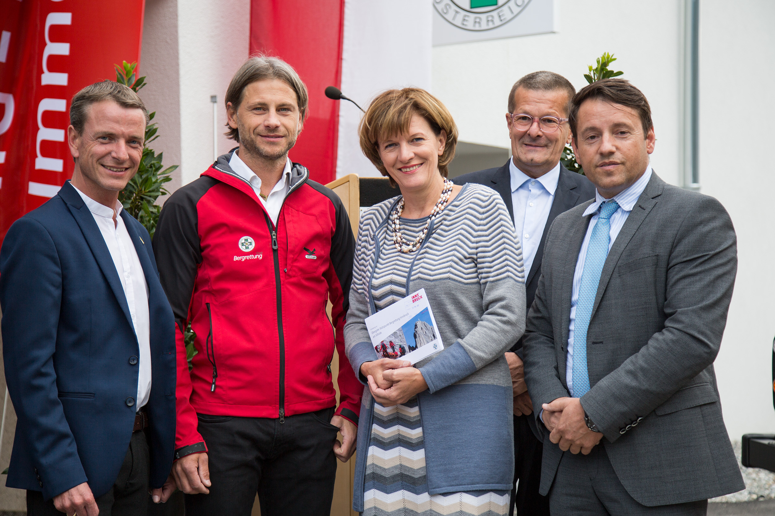 Bei der Übergabe des neuen Stützpunkts der Bergrettung Innsbruck (v.l.): Vizebürgermeister Christoph Kaufmann, OSL Bruno Berloffa, Bürgermeisterin Christine Oppitz-Plörer, Architekt Thomas Schnizer und IIG-GF Franz Danler
