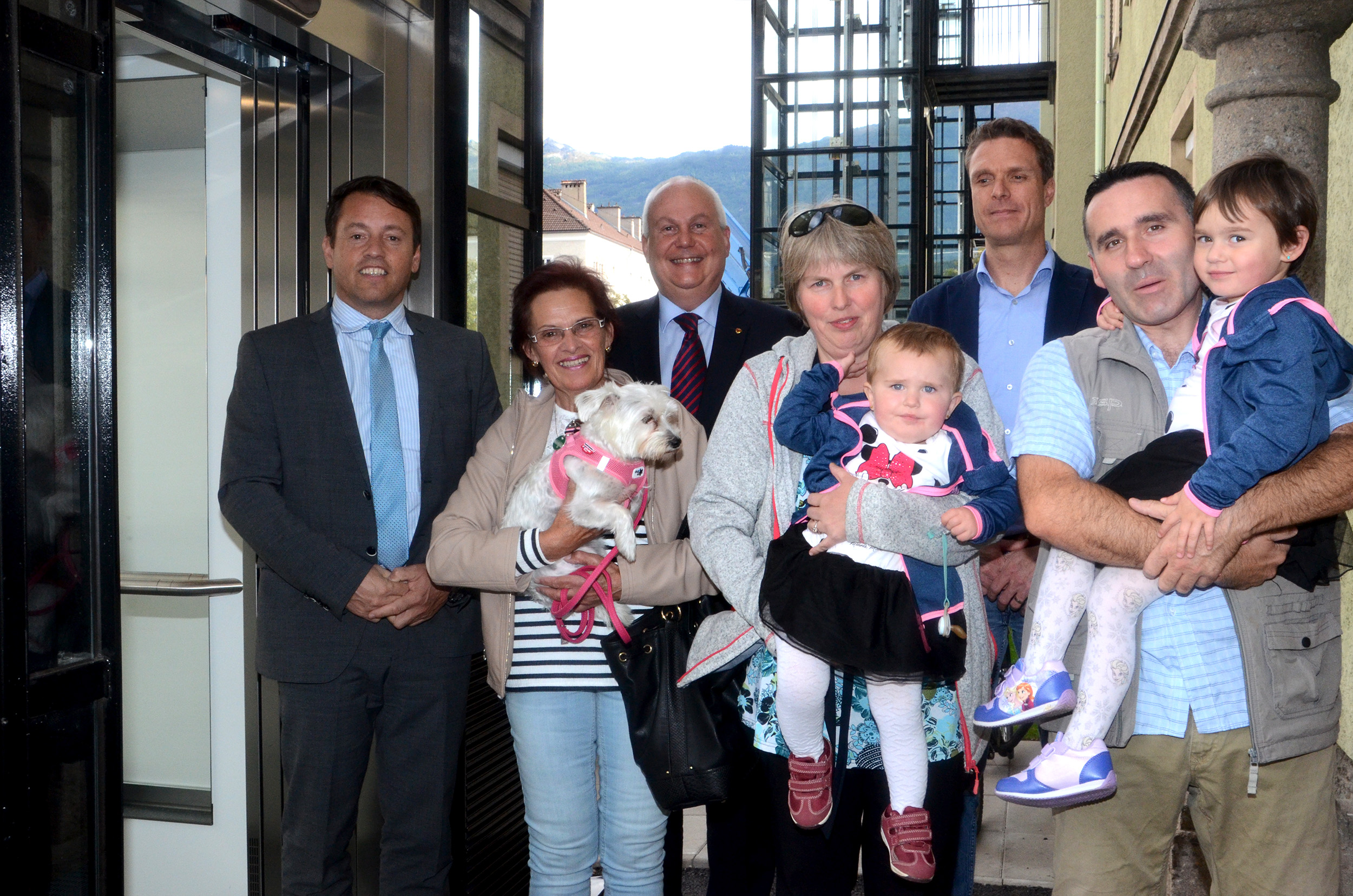 Renate Bauer sowie Daniela und Mileicdejan Miladinovic mit ihren Kindern Nina und Sofia (vorne v.l.) übernahmen die Liftschlüssel von IIG-Geschäftsführer Franz Danler, Stadtrat Andreas Wanker und Objektmanagement-Bereichsleiter Bernhard Matt (hinten v. l.).