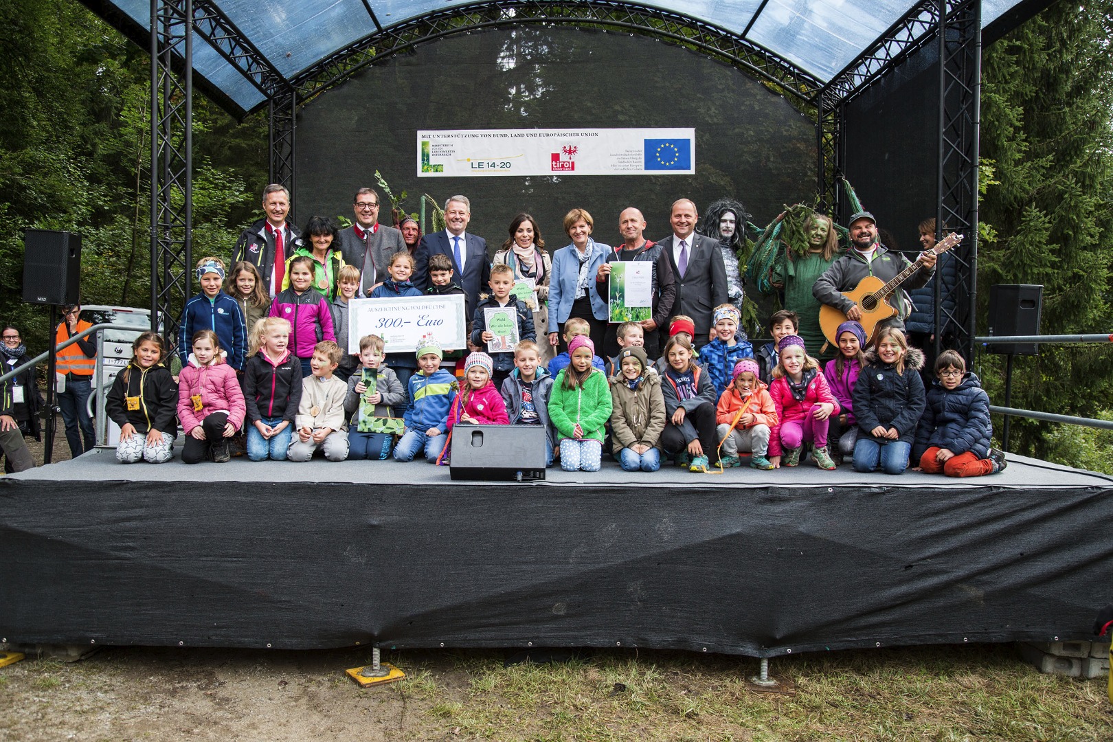 "Waldfüchse" der VS Steeg: Der Wald wird in der VS Steeg nicht selten zum Klassenzimmer, zum Turnsaal oder auch zur Kirche: Waldtage mit Waldaufseher Martin Lorenz, Bewegung und Sport im Wald und der Gottesdienst mit Abschlussfeier zum Schulschluss finden im Wald statt. Dabei pflanzen die Kinder junge Bäume, entdecken den Wald als Erlebnisraum und lernen viel über die Bedeutung des Waldes für das Dorf und seine BewohnerInnen.