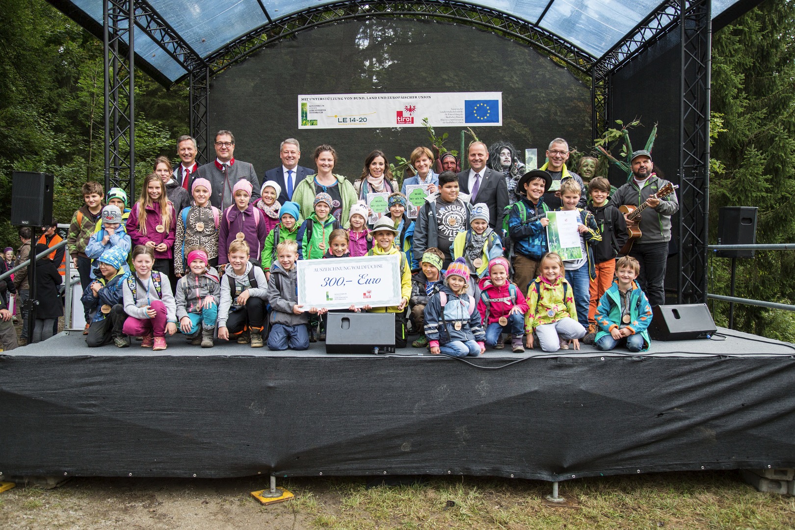 "Waldfüchse" der VS Bach: Die SchülerInnen der VS Bach sind wahre ExpertInnen, wenn es um den Wald geht. Waldprojektetage mit Waldaufseher Thomas Lutz, Schwerpunkte zu den Themen Schutzwald, Windwurf, Borkenkäfer, Erosion und Waldverjüngung werden ebenso geboten wie stimmungsvolle Waldaufenthalte zu Weihnachten. Insgesamt bemüht sich die ÖKOLOG-Schule Bach um Ökologie, Nachhaltigkeit und Klimaschutz.