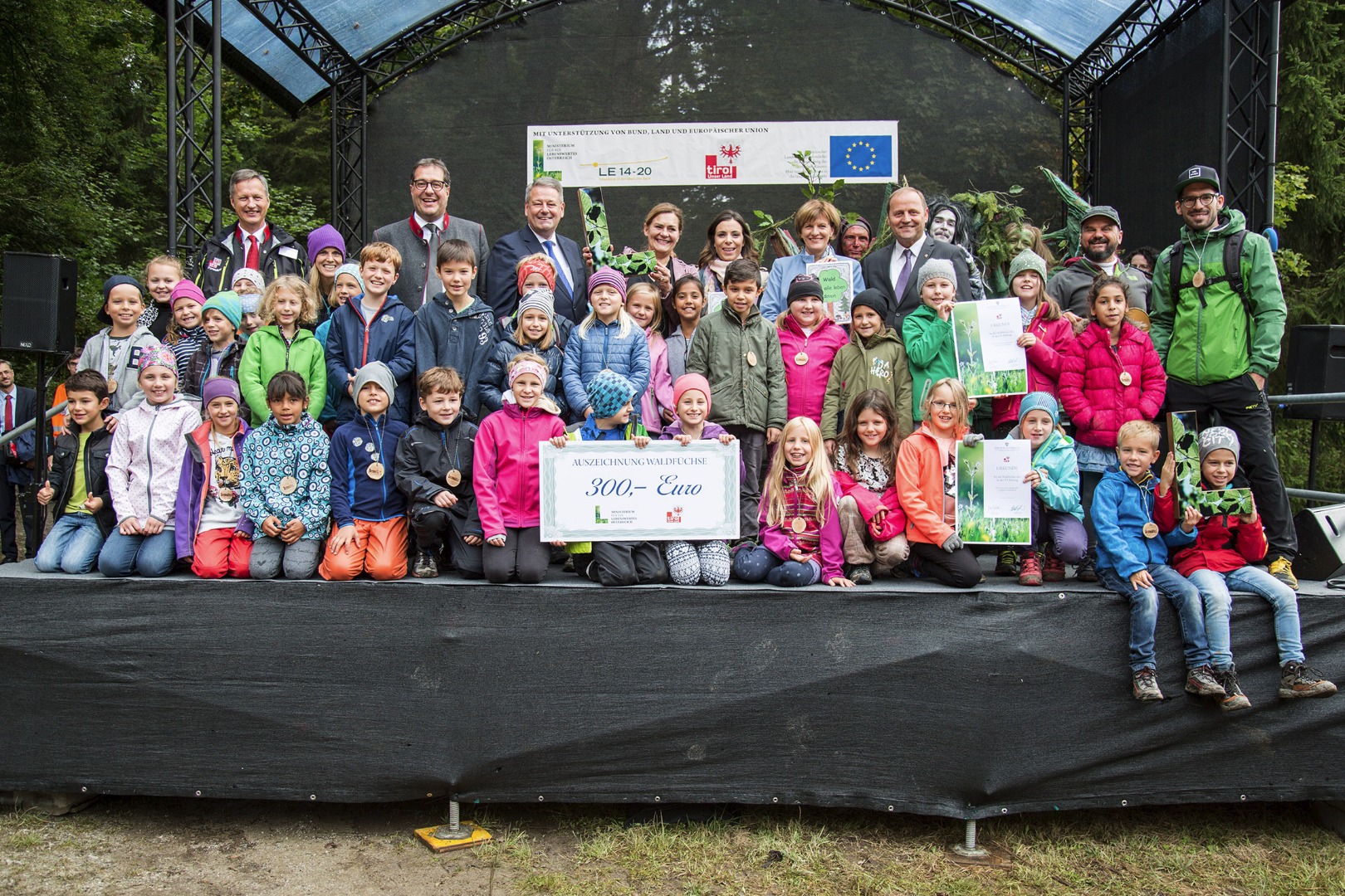 "Waldfüchse" der VS Hötting: Die Kinder der VS Hötting waren beim Bergwaldfest auf der Hungerburg die Lokalmatadore. Sie haben sich insbesondere um das bis zur Fertigstellung der Umbrüggleralm „obdachlose“ Kasermandl gekümmert und es zum Beschützer ihrer Schule erkoren. Im Rahmen eines Jahresprojekts haben die beiden dritten Klassen Pflanzen, Mineralien und Insekten bestimmt, Tierspuren im Schnee sowie Geräusche im Wald identifiziert. Wandertage zu den umliegenden Almen sowie die Teilnahme am Bergfeuer auf der Seegrube gehören zum Fixprogramm.