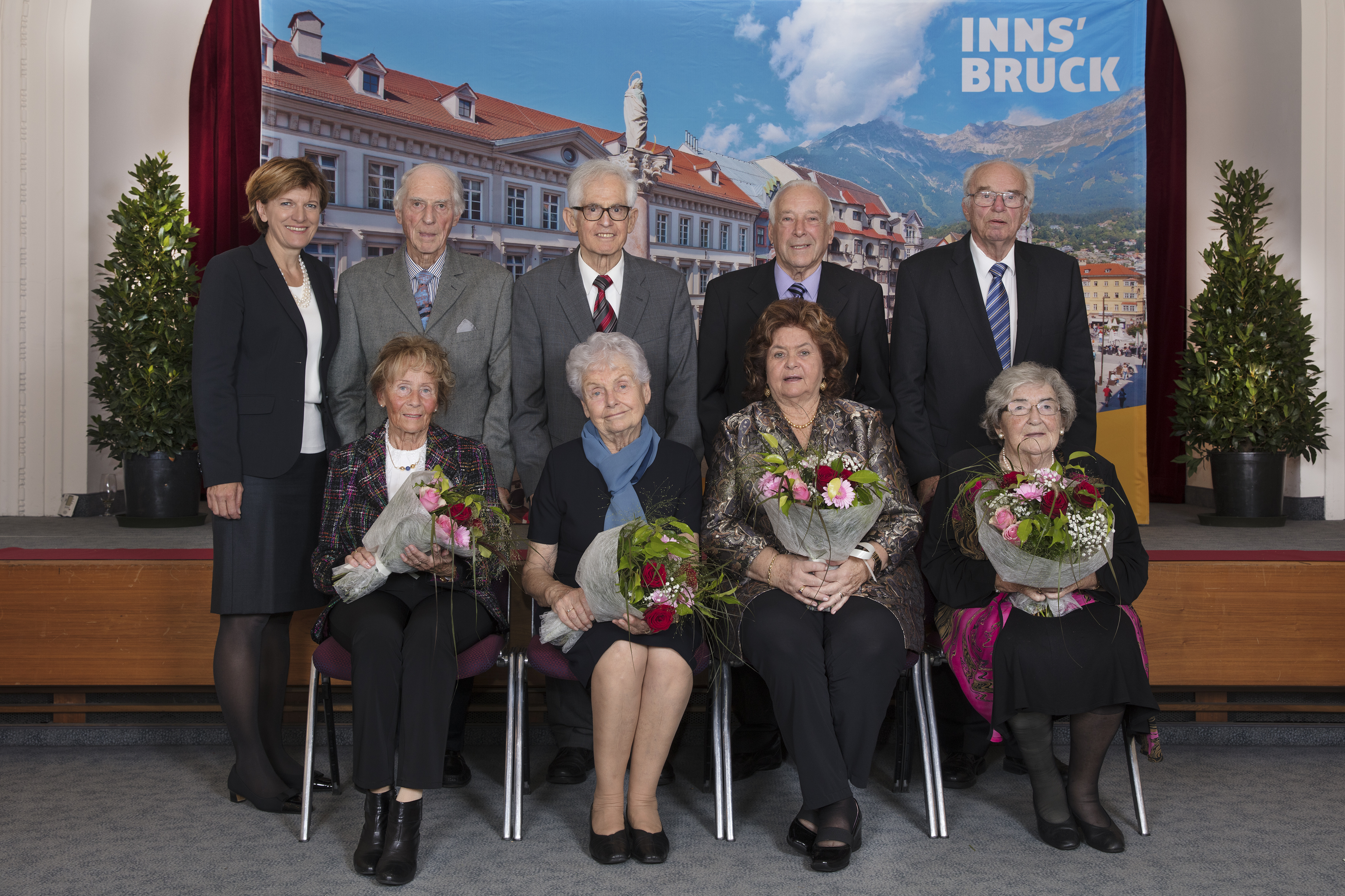 Herzlichen Glückwunsch: Bürgermeisterin Christine Oppitz-Plörer mit vier der insgesamt 11 Diamantenen Hochzeitspaare.