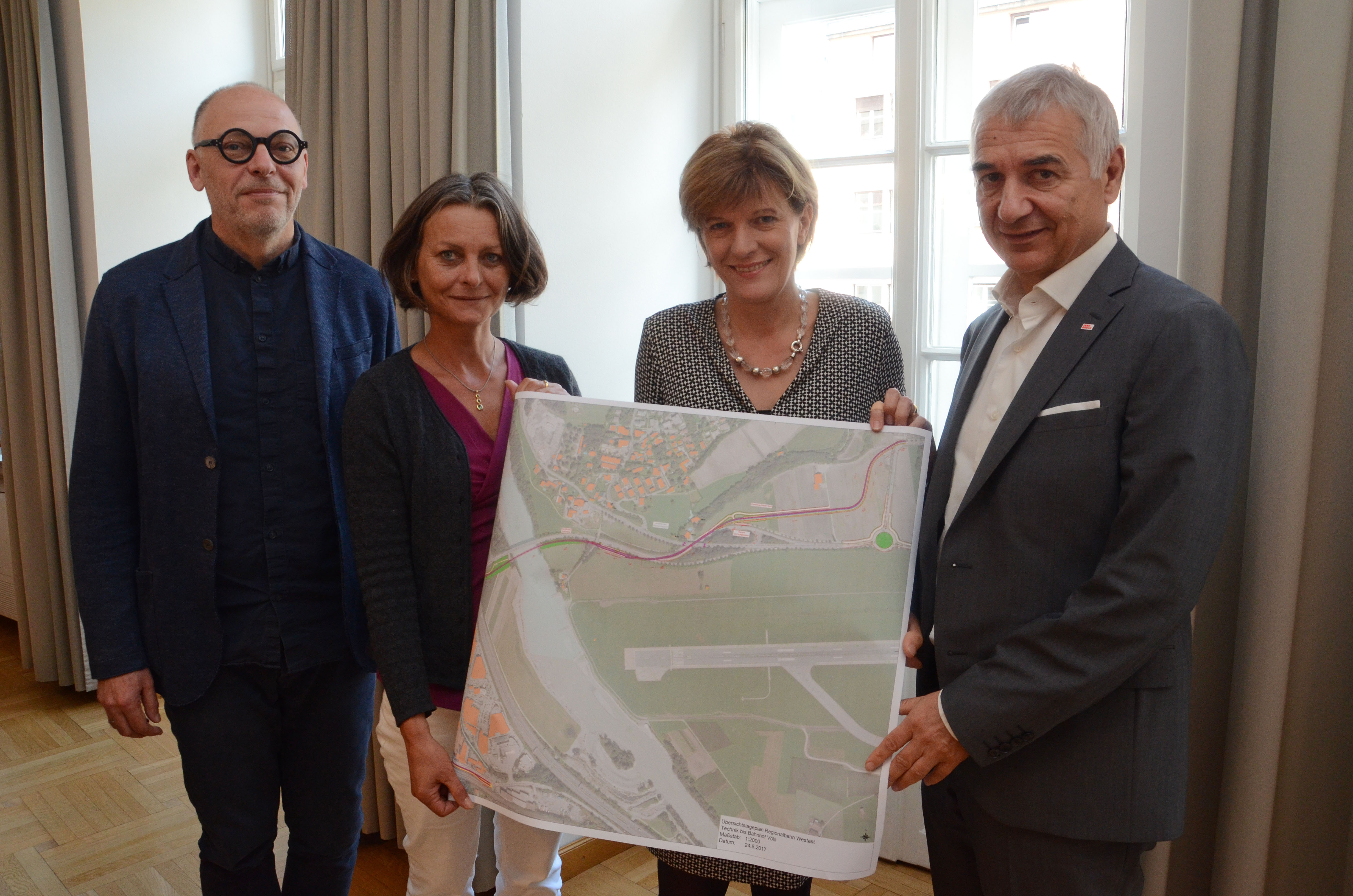 Präsentierten gemeinsam den aktuellen Planungsstand der Straßen- und Regionalbahn im Innsbrucker Westen (v. l.): Martin Baltes (Geschäftsführer Innsbrucker Verkehrsbetriebe), Vizebürgermeisterin Sonja Pitscheider (ressortzuständig für Verkehr), Bürgermeisterin Christine Oppitz-Plörer und Walter Zimmeter (Amtsvorstand Tiefbau)