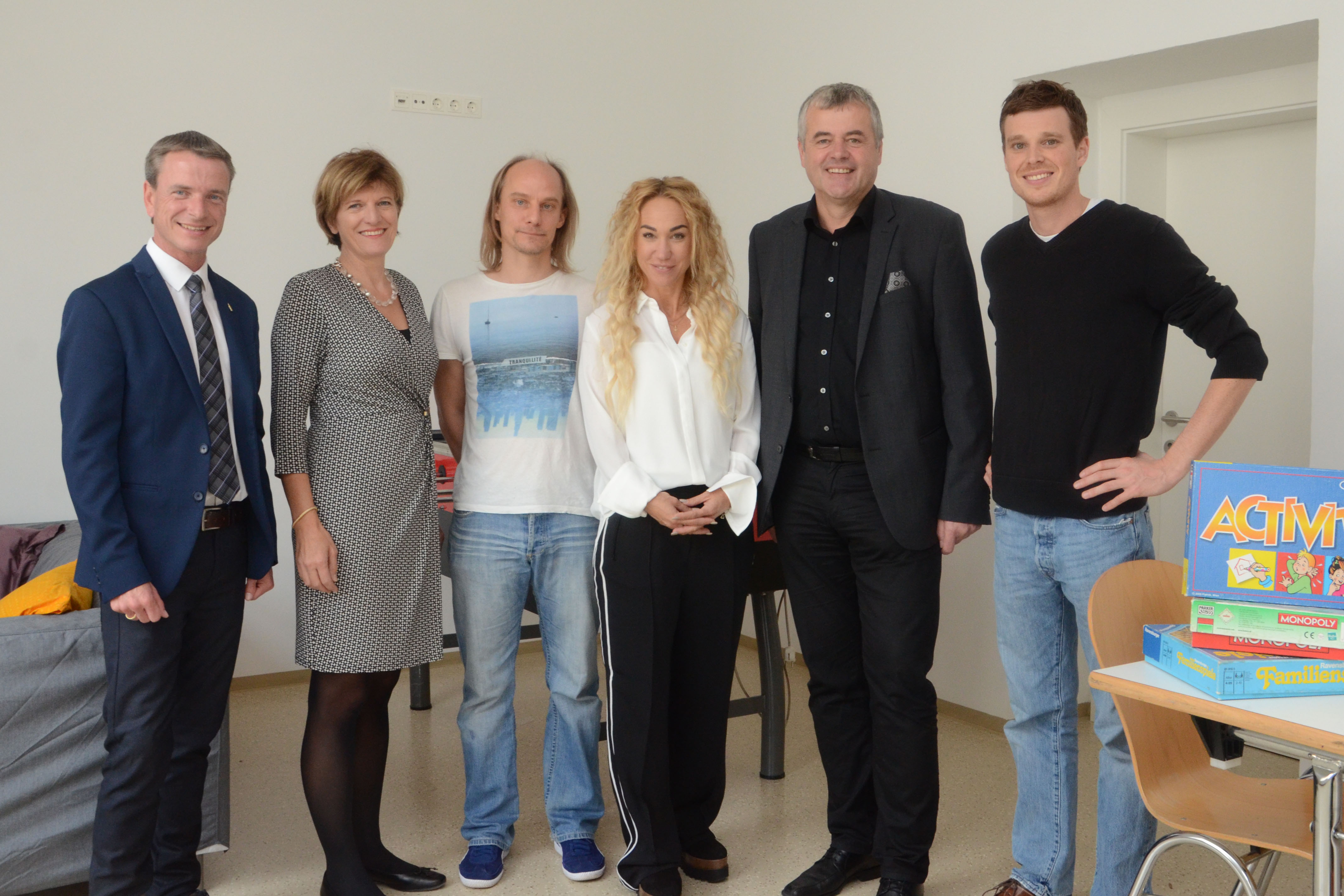 Machten sich bei der Schlüsselübergabe ein Bild vom neuen ISD-Jugendzentrum in der Langstraße: Vizebürgermeister Christoph Kaufmann, Bürgermeisterin Christine Oppitz-Plörer, Leiter des Jugendzentrums Philipp Mayr, Noemie Ruth Händler-Stabauer (Bereichsleiterin ISD-Jugendzentren), ISD-Geschäftsführer Hubert Innerebner und Michael Fischer (IIG, v.l.).