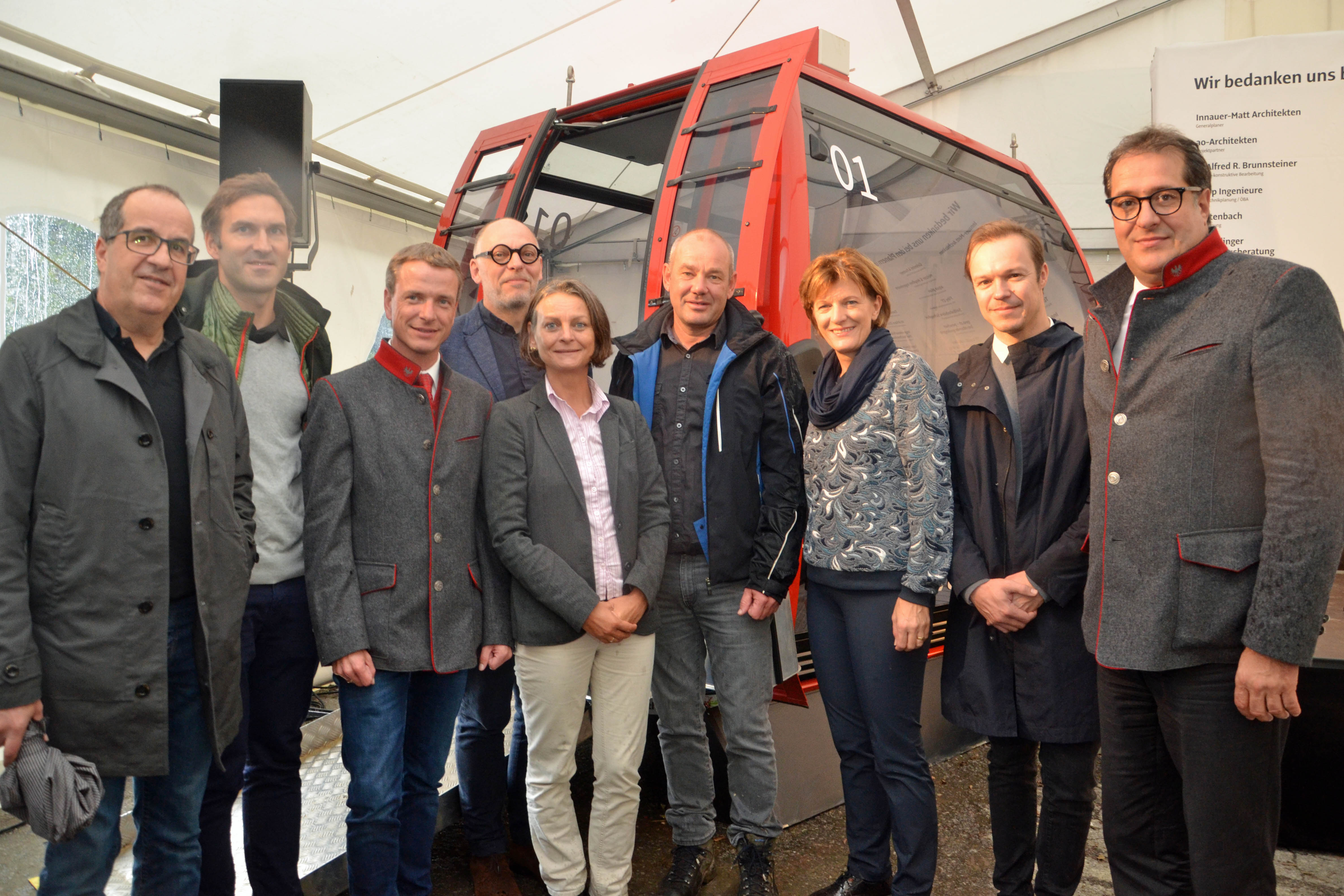 Beim Seilzugfest wurde das Seil der neuen Patscherkofelbahn eingezogen. Walter Niedrist, Michael Felder (beide ao-architekten ZT-GmbH), Vizebürgermeister Christoph Kaufmann, Patscherkofelbahn-Geschäftsführer Martin Baltes, Vizebürgermeisterin Sonja Pitscheider, Peter Lingenhel (Firma Doppelmayr), Bürgermeisterin Christine Oppitz-Plörer, Markus Innauer (Innauer-Matt Architekten ZT GmbH) und Stadtrat Franz X. Gruber (v. l.) waren live dabei.
