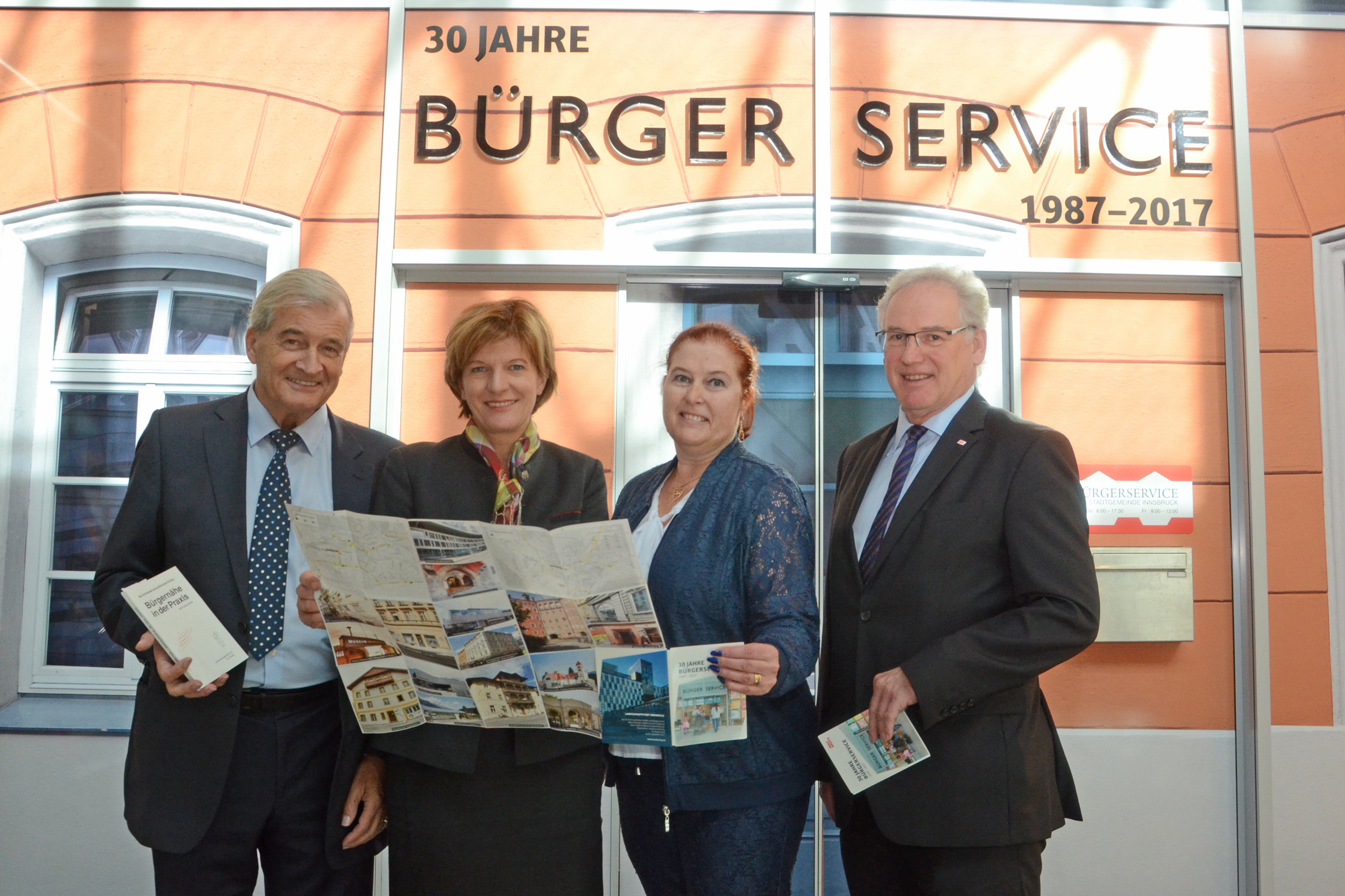 Ivo Greiter, Bürgermeisterin Christine Oppitz-Plörer, Referatsleiterin Sabine Kröß-Tunner und Magistratsdirektor Bernhard Holas (v. l.) zogen anlässlich des Jubiläums vor dem neu gestalteten Bürgerservice Bilanz.