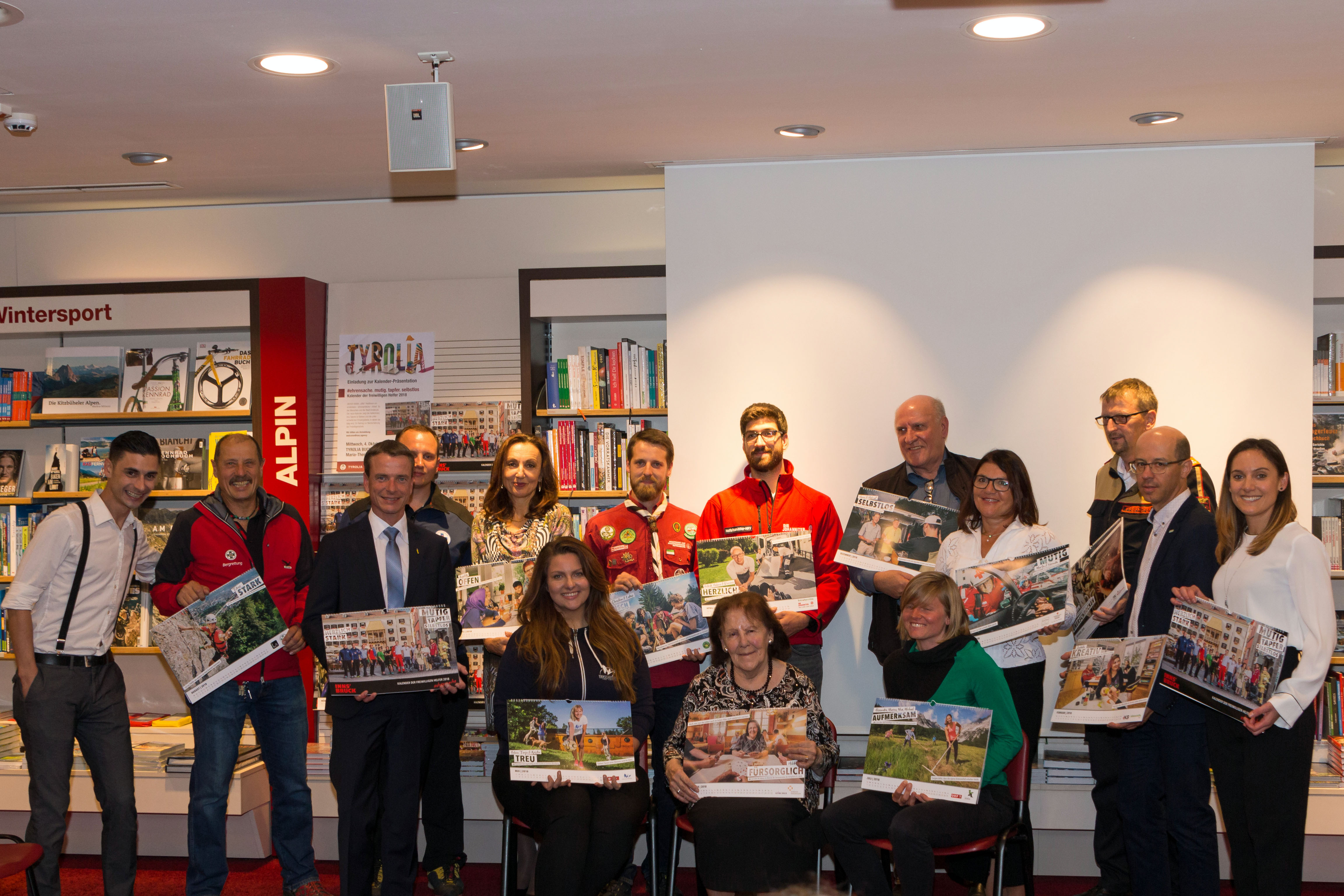 VertreterInnen aller Vereine gemeinsam mit Fotograf Angelo Lair (ganz links), Vizebürgermeister Christoph Kaufmann (3. v. l.), Organisatorin der Freiwilligen-Messe Tirol Barbara Girardi (5. v. l.) und Projektorganisatorin Daniela Hofer, NAU Agency (ganz rechts).