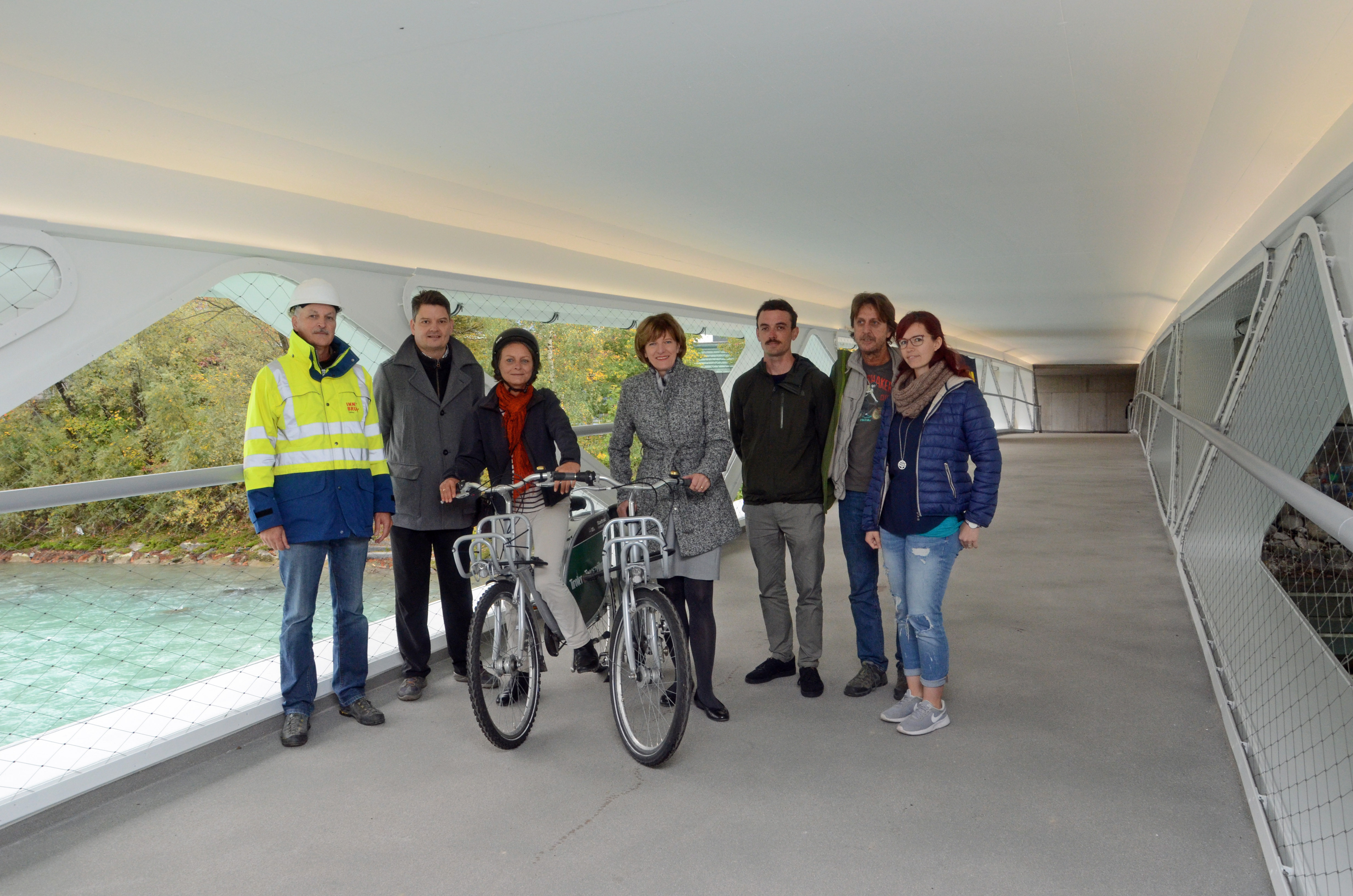 Wagten einen ersten Gang bzw. eine erste Fahrt über die neue Brücke (v. l.): Christian Paoli (Brücken- und Wasserbau), Referent Karl-Heinz Reckziegel (Brücken- und Wasserbau), Vizebürgermeisterin Sonja Pitscheider, Bürgermeisterin Christine Oppitz-Plörer, Sandro Teglar (Brücken- und Wasserbau), Fuß- und Radkoordinator Helmut Krainer und Denise Giesinger (Brücken- und Wasserbau)