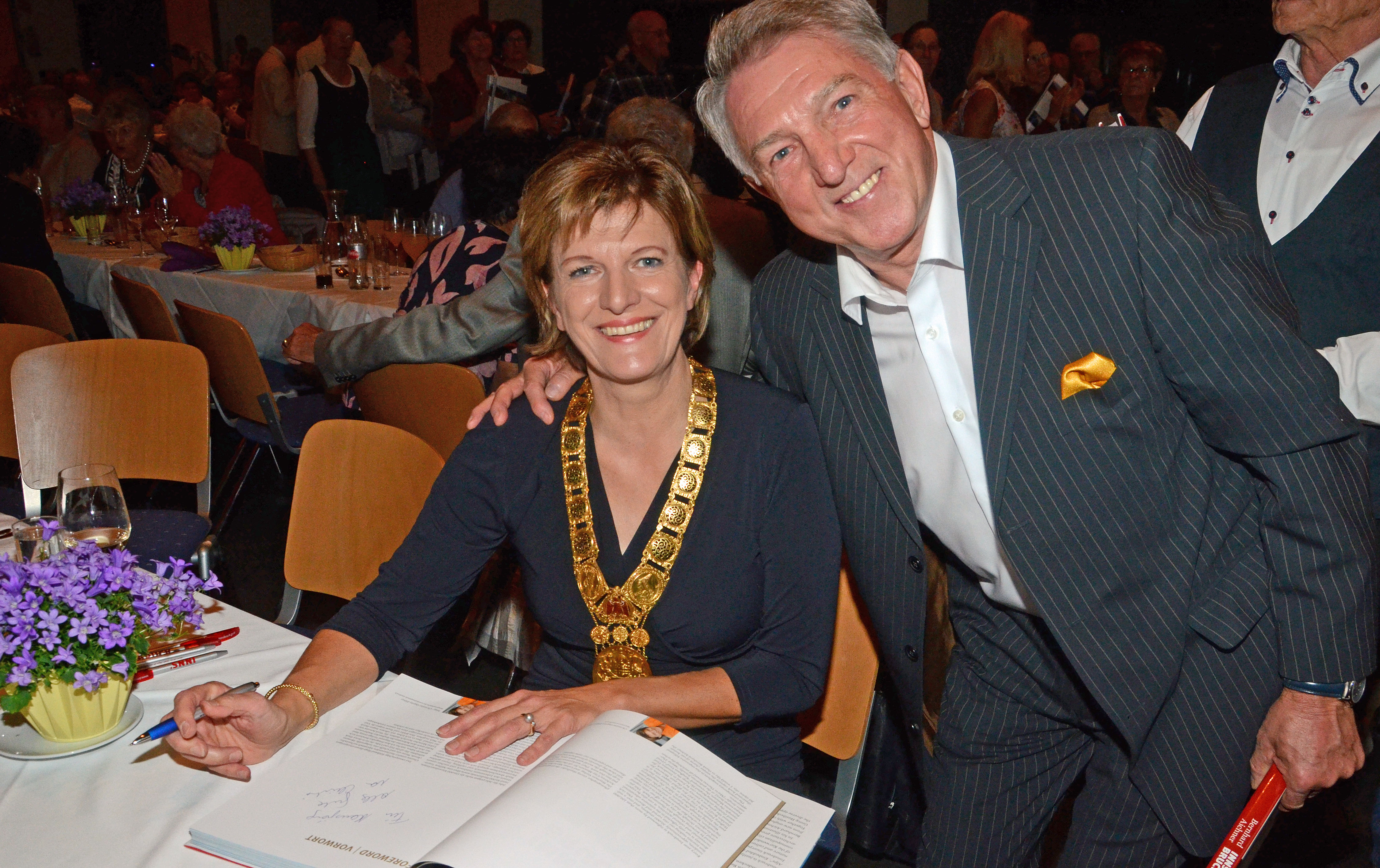 Mit Bürgermeisterin Christine Oppitz-Plörer entstanden bei der Feier zahlreiche Erinnerungsfotos. Auch Hans-Jörg Gassler nutzte die Gelegenheit.