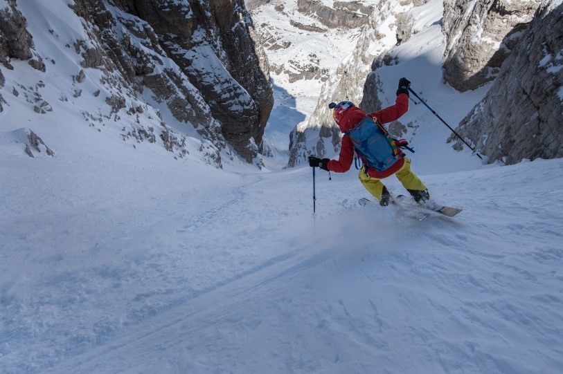 Freeride-Weltmeisterin Nadine Wallner pfeift die sehr steile Canalone Neri hinuter und stellt den Film darüber bei Freeride Filmbase vor