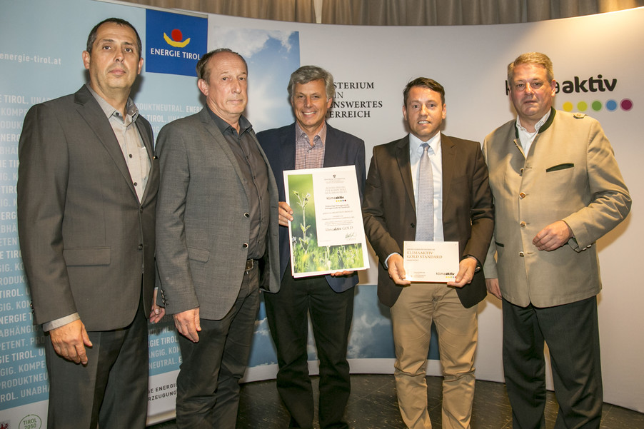 Bei der Verleihung der „klimaaktiv“-Auszeichnungen: Bruno Oberhuber (Energie Tirol), Hannes Gstrein, DI Robert Kircher (beide IIG), IIG-Geschäftsführer Franz Danler und Bundesminister Andrä Rupprechter (v. l.).