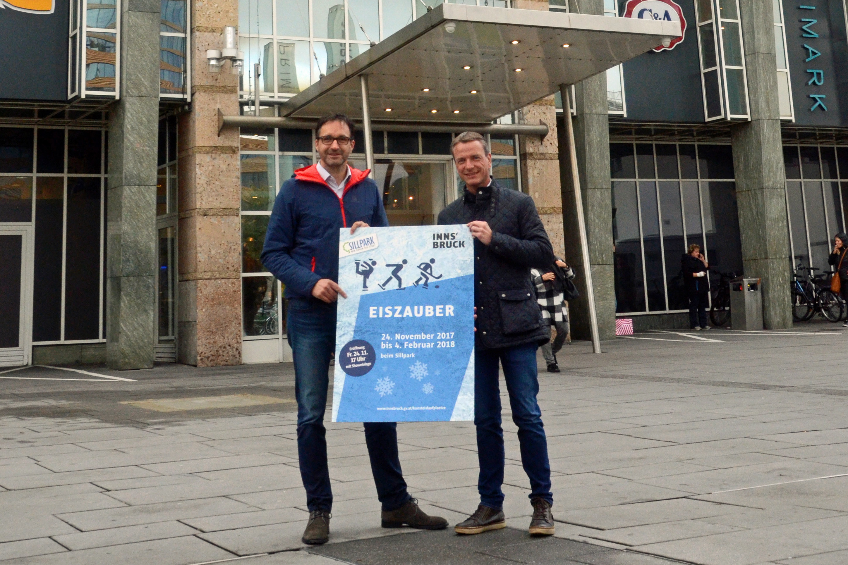 Sillpark-Centermanager Markus Siedl (l.) und Vizebürgermeister Christoph Kaufmann präsentierten die gemeinsamen Pläne für einen Kunsteislaufplatz vor dem Sillpark.