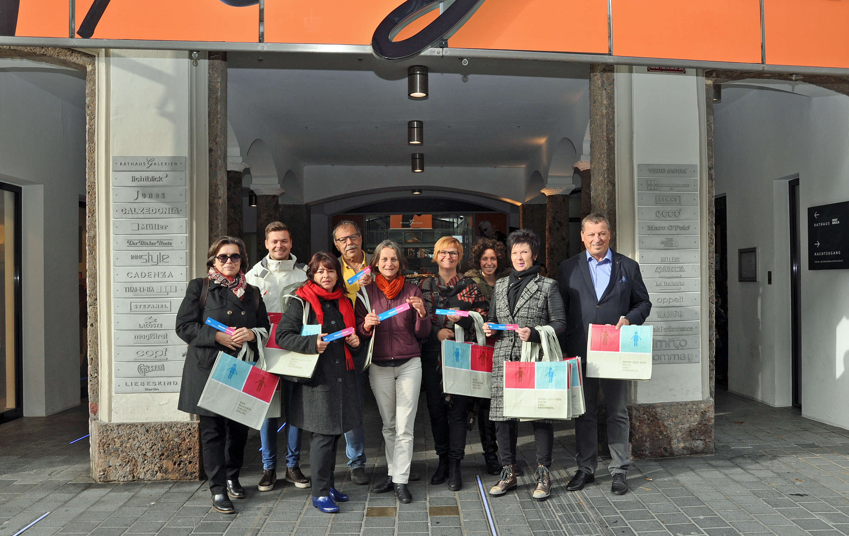 VertreterInnen der Stadt Innsbruck machten mit einer Info- und Verteilaktion in der Maria-Theresien-Straße auf den Equal Pay Day aufmerksam (v. l.): Gleichberechtigungsbeauftragte Monika Erharter, Daniel Burgstaller (Frauen und Generationen), Gemeinderätin Angela Eberl, Stadtrat Gerhard Fritz, Vizebürgermeisterin Sonja Pitscheider, Gemeinderätin Renate Krammer-Stark, Andrea Kreisl (Frauen und Generationen), Referatsleiterin Uschi Klee (Frauen und Generationen) und Gemeinderat Helmut Buchacher