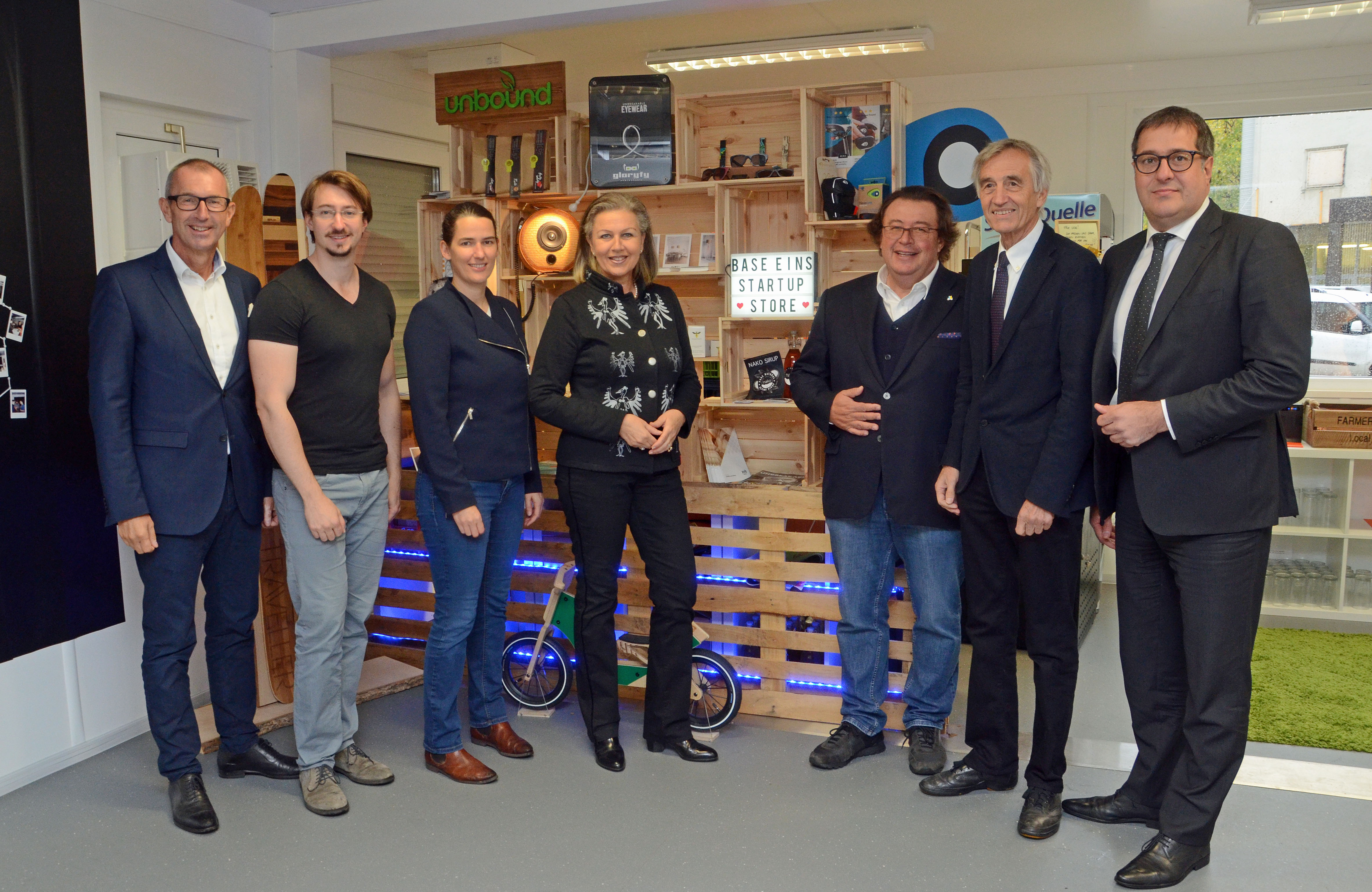 Gruppenfoto beim Rundgang vor Ort im „Base EINS“ (v. l.): MCI-Rektor Andreas Altmann, Initiator Franz Ferdinand Locker, Barbara Thaler (Wirtschaftskammer, Wirtschaftslandesrätin Patrizia Zoller-Frischauf, Eduard Fröschl (Fröschl Bau), Rektor Tilmann Märk (Universität Innsbruck) und Stadtrat Franz X. Gruber