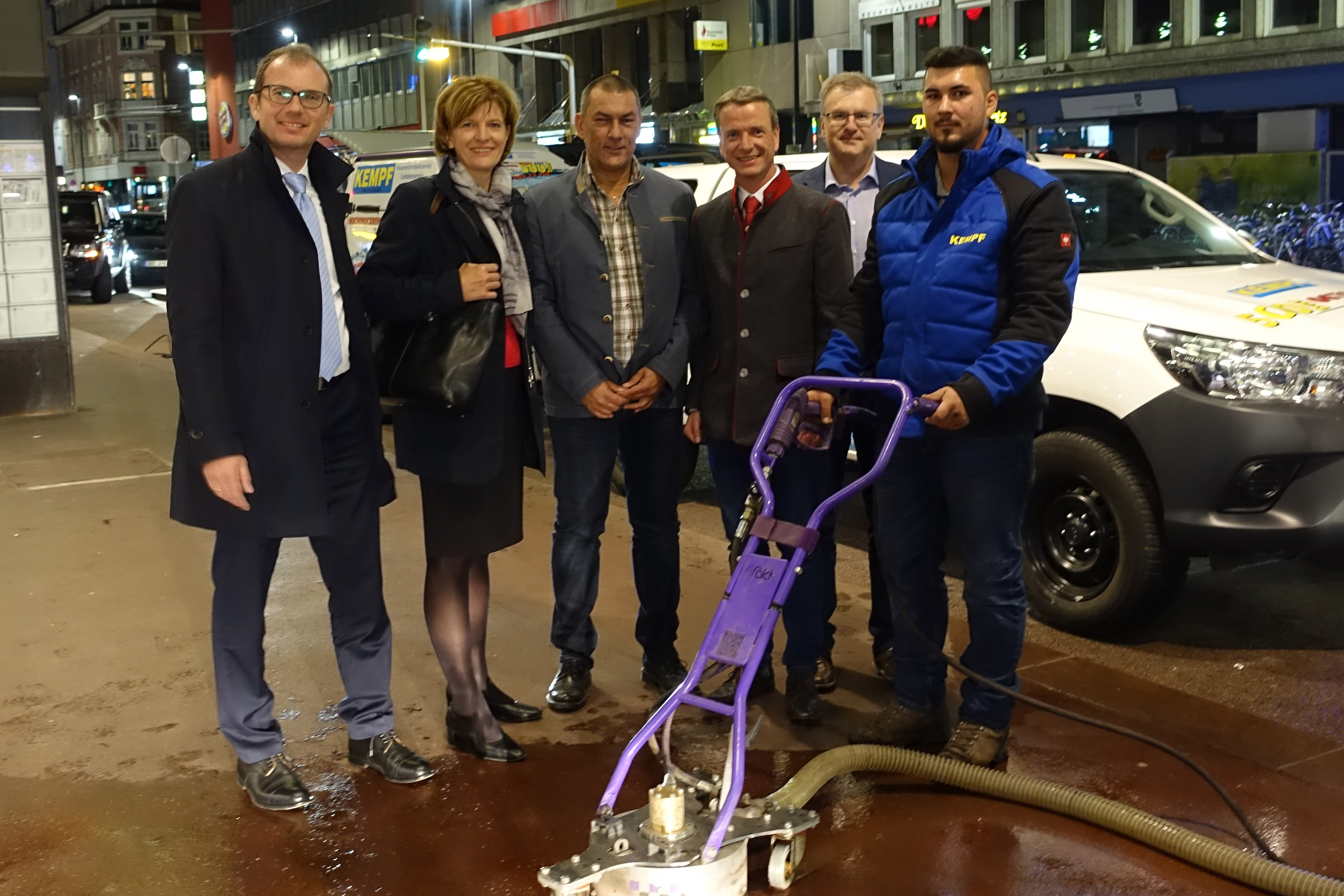 Robert Possenig (ÖBB Immobilienmanagement GmbH, Leiter Region West), Bürgermeisterin Christine Oppitz-Plörer, Winfried Kempf (Kempf GmbH & CoKG) Vizebürgermeister Christoph Kaufmann, Josef Mühlmann (Amt für Straßenbetrieb), Christopher Kempf (Kempf GmbH & CoKG, v.l.) machten sich ein Bild der nächtlichen Reinigungsaktion.