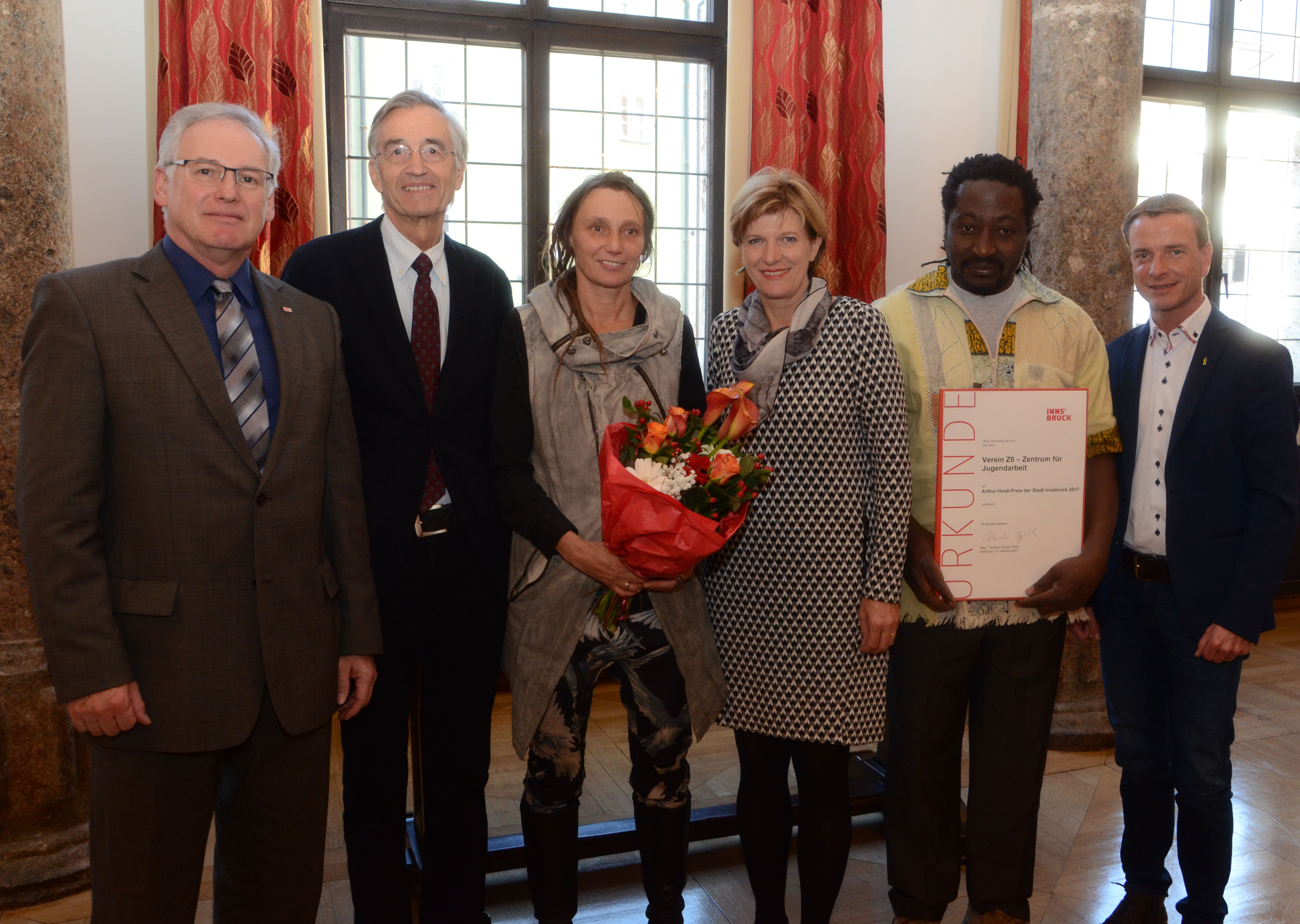Arthur-Haidl-Preisträger 2017 (v.l.): Die Jurymitglieder Magistratsdirektor Bernhard Holas und Rektor Tilmann Märk, Elfi Oblasser (Jugendzentrum Z6), Bürgermeisterin Christine Oppitz-Plörer, Desiré Tchuenteu Poka (Jugendzentrum Z6) und Vizebürgermeister Christoph Kaufmann.