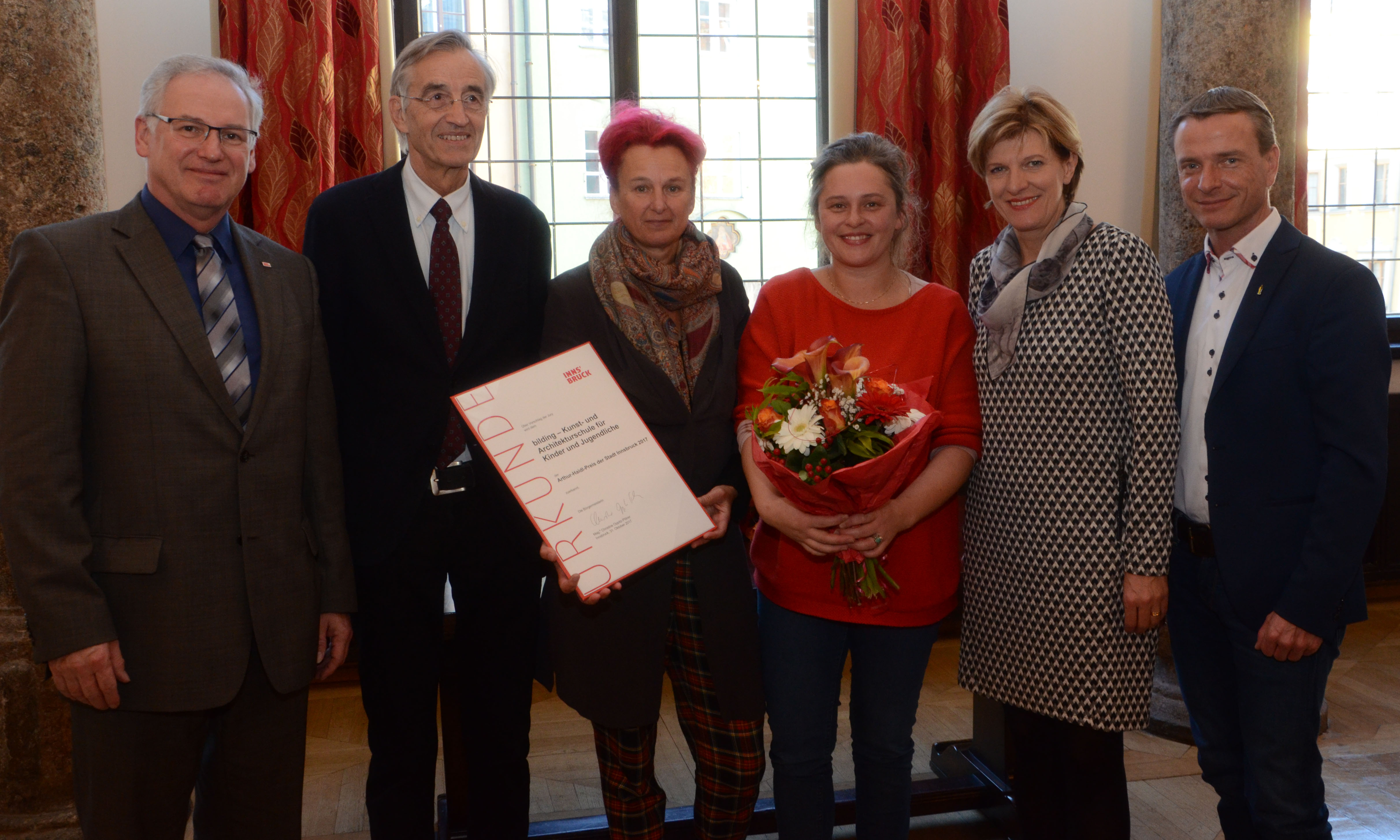 Arthur-Haidl-Preisträger 2017 (v.l.): Die Jurymitglieder Magistratsdirektor Bernhard Holas und Rektor Tilmann Märk, Monika Abendstein und Pia Sandner (beide Kunst- und Architekturschule bilding), Bürgermeisterin Christine Oppitz-Plörer und Vizebürgermeister Christoph Kaufmann.