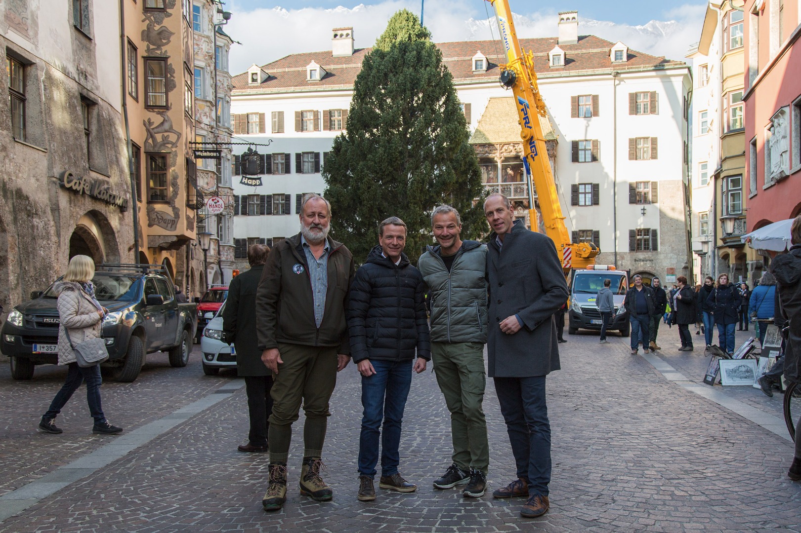 Mit dem Aufstellen des Christbaumes vor dem Goldenen Dachl fällt der Startschuss zu den Vorbereitungsarbeiten zur Innsbrucker Bergweihnacht. Kurt Pröller (städtisches Forstamt), Vizebürgermeister Christoph Kaufmann, IAI-GF Robert Neuner und Stadtmarketing-GF Bernhard Vettorazzi (v.l.) freuen sich schon auf den 15. November, wenn an der schönen Pradler Fichte die Lichter zur Eröffnung des Altstadt-Christkindlmarktes erstrahlen.
