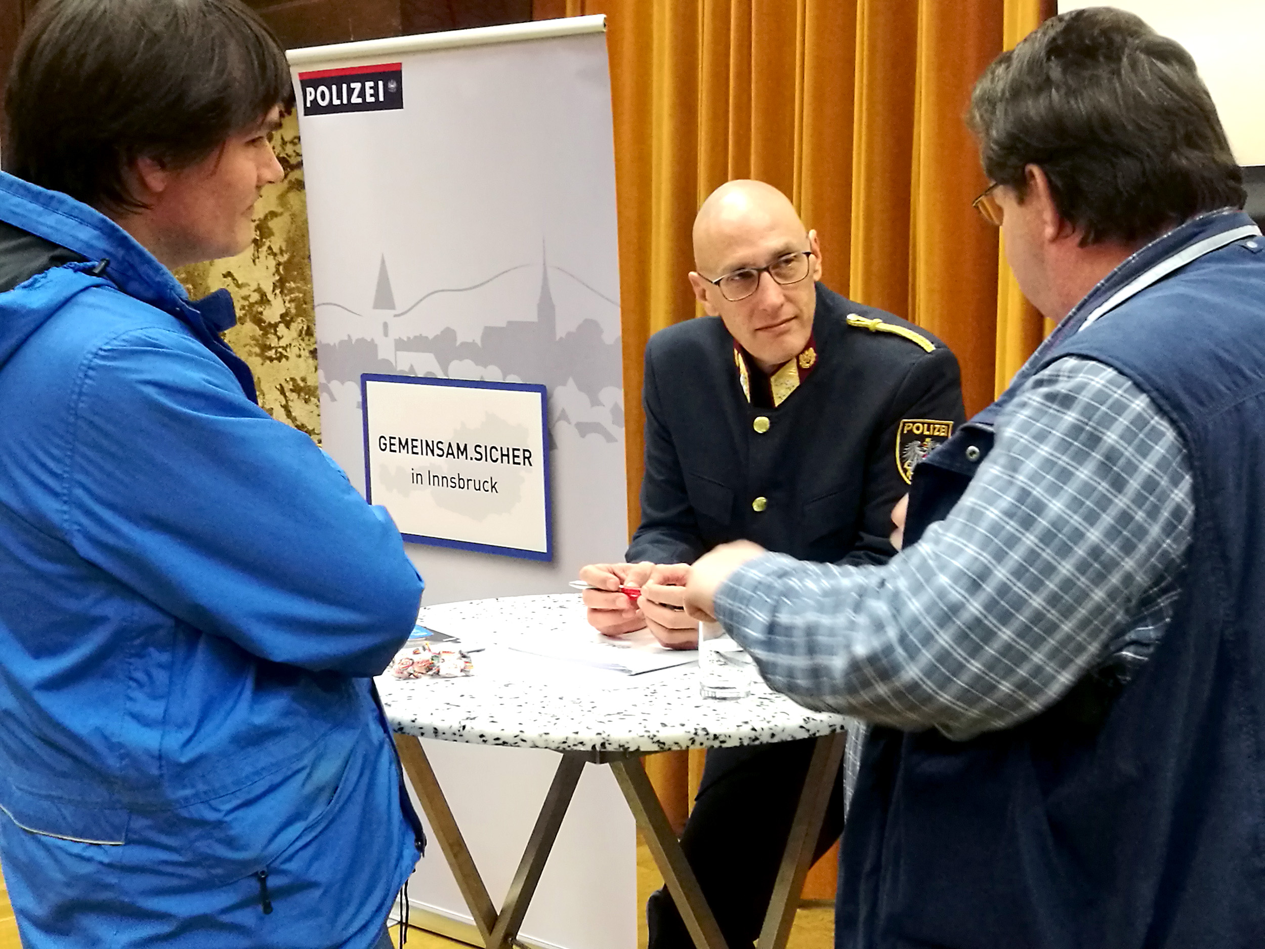 Stadtpolizeikommandant Martin Kirchler im direkten Gespräch mit Bürgern.