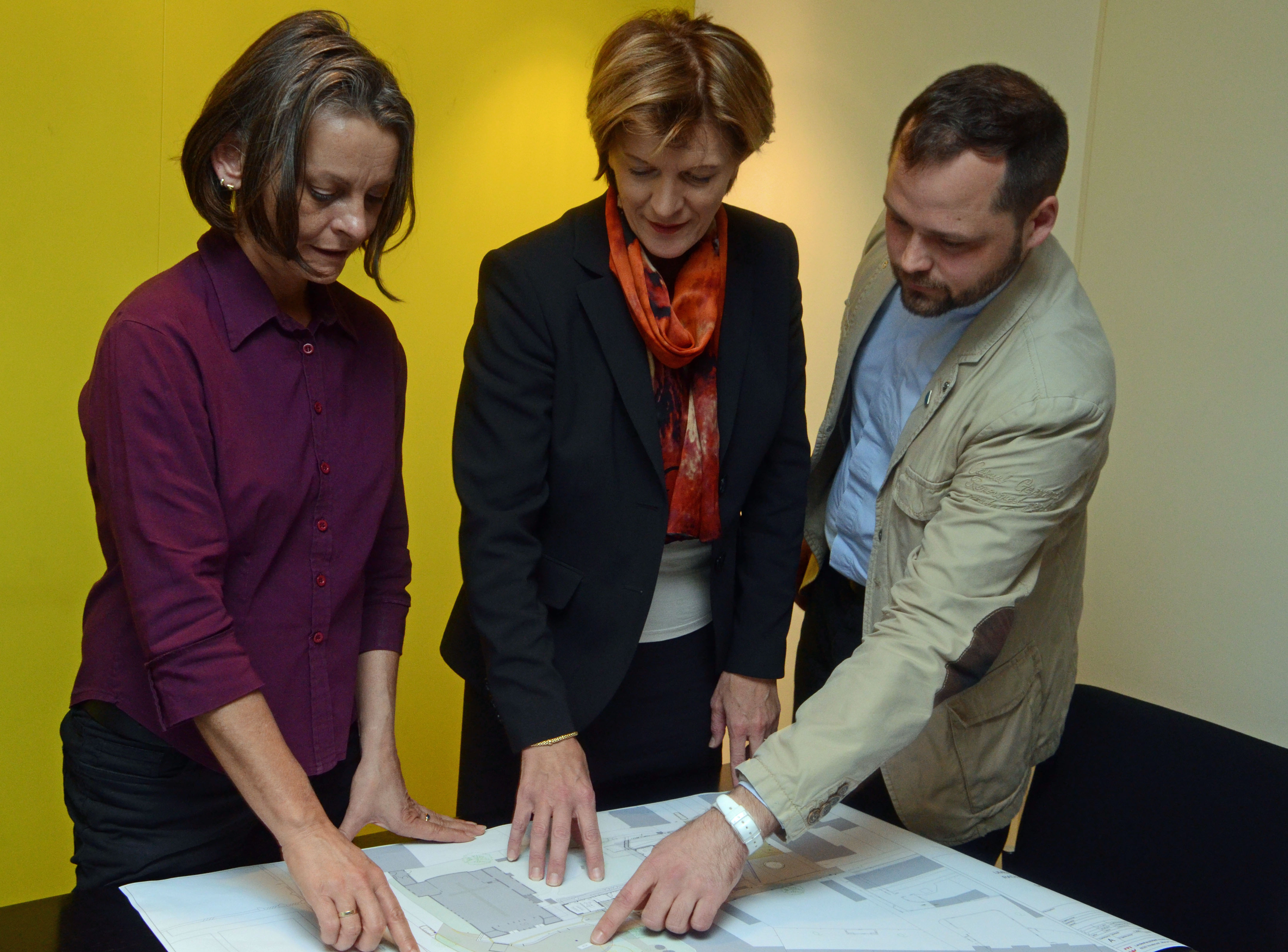 Zeigen sich von dem Projekt überzeugt: Vizebürgermeisterin Sonja Pitscheider, Bürgermeisterin Christine Oppitz-Plörer und Pfarrprovisor Johannes Hohenwarter Opraem (v. l.)