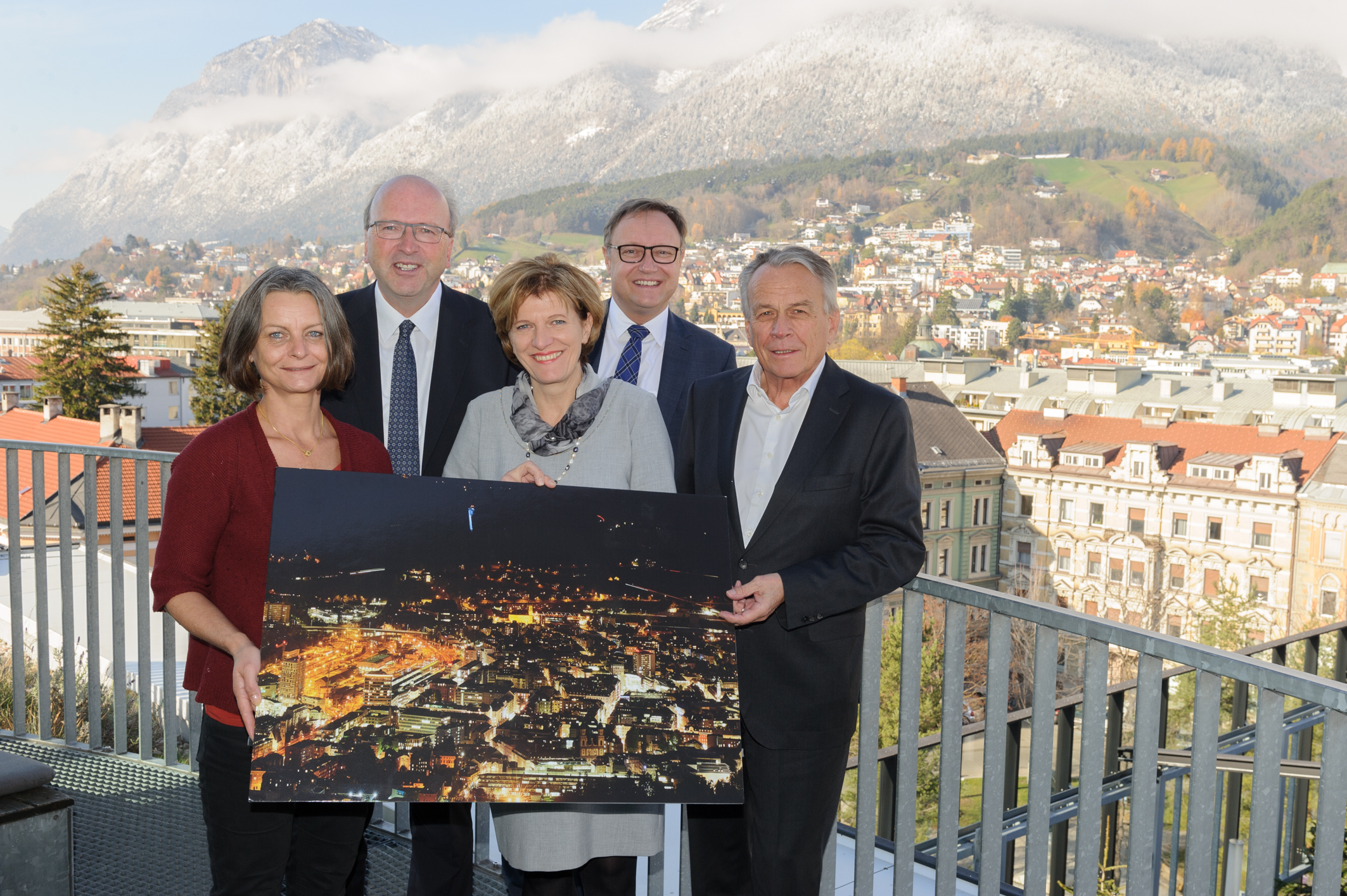 Die IKB-Vorstände Harald Schneider (re.), Helmuth Müller (2.v.li.) und Thomas Gasser zie-hen mit Bürgermeisterin Christine Oppitz-Plörer und Vizebürgermeisterin Sonja Pitscheider (li.) eine positive Zwischenbilanz zur LED-Offensive für Innsbruck.