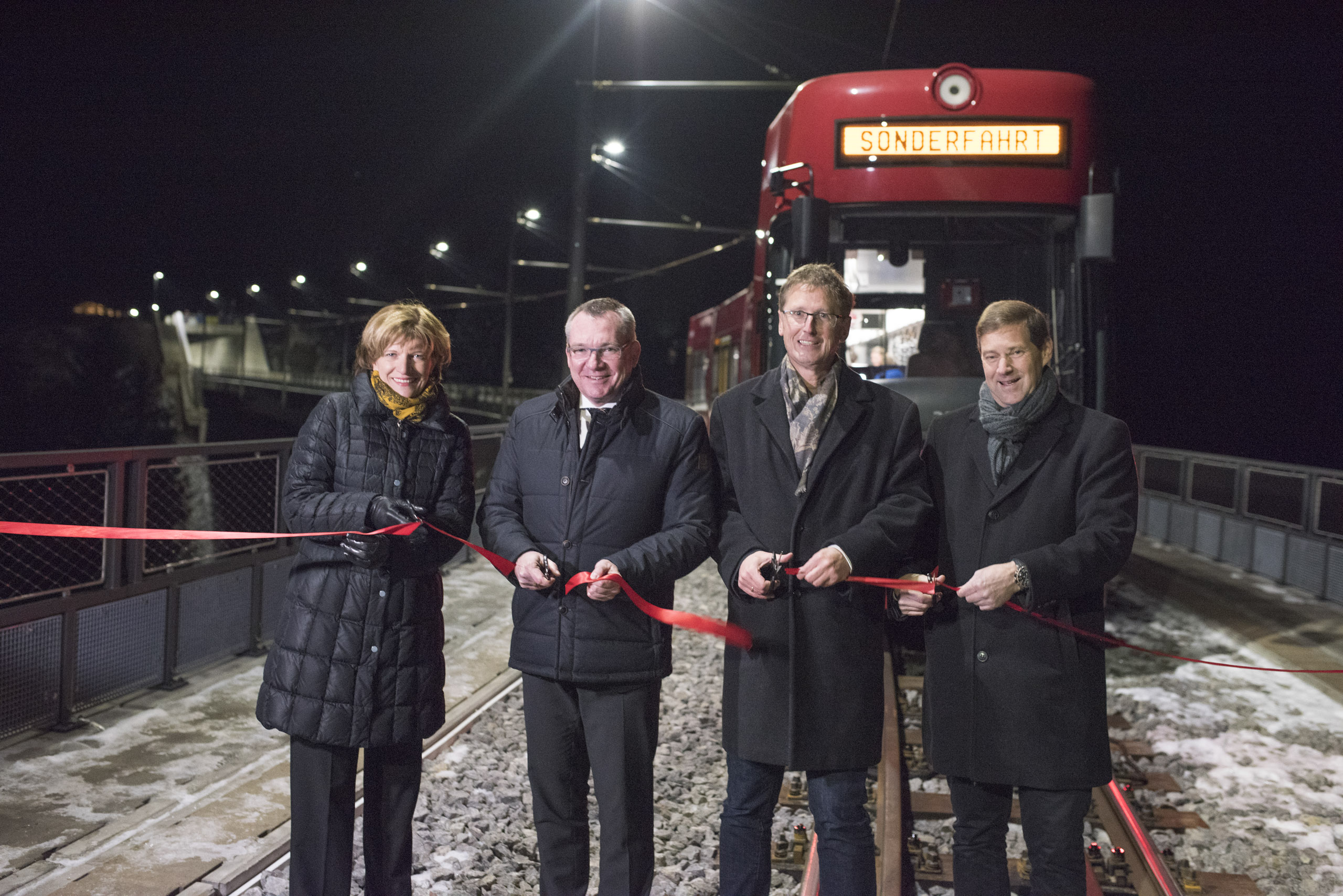 Einweihung der neuen Mutterer Brücke (von links): Bürgermeisterin Christine Oppitz-Plörer, Landesrat Johannes Tratter, IVB-Prokurist Thomas Scheiber und Bürgermeister Hansjörg Peer.