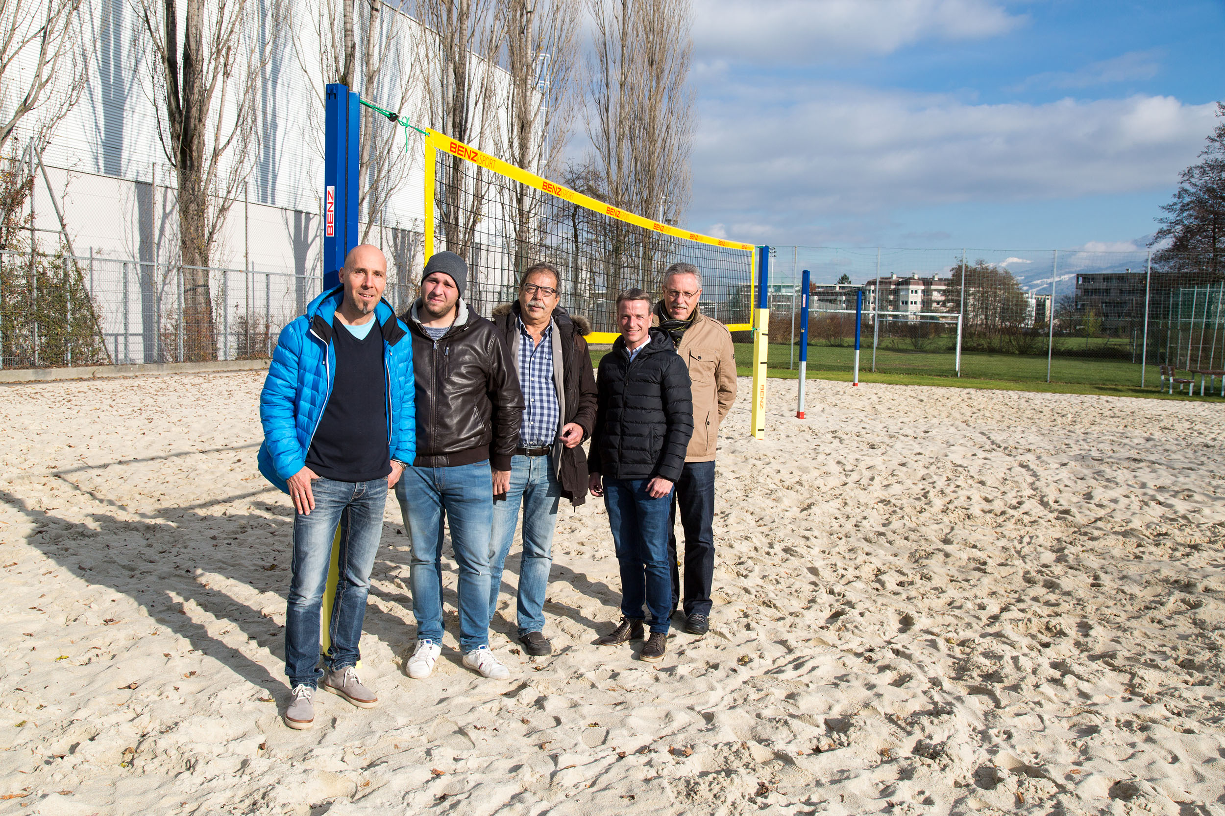 Im Westen Innsbruck gibt es eine neue öffentliche Beachvolleyballanlage. Planungsstadtrat Gerhard Fritz (M) und Vizebürgermeister Christoph Kaufmann (2. v. r.) machten sich mit Karl Gstrein, Referatsleiter „Grünanlagen – Planung und Bau“ (r.) und Vertretern der Baufirma Porr ein Bild vor Ort.
