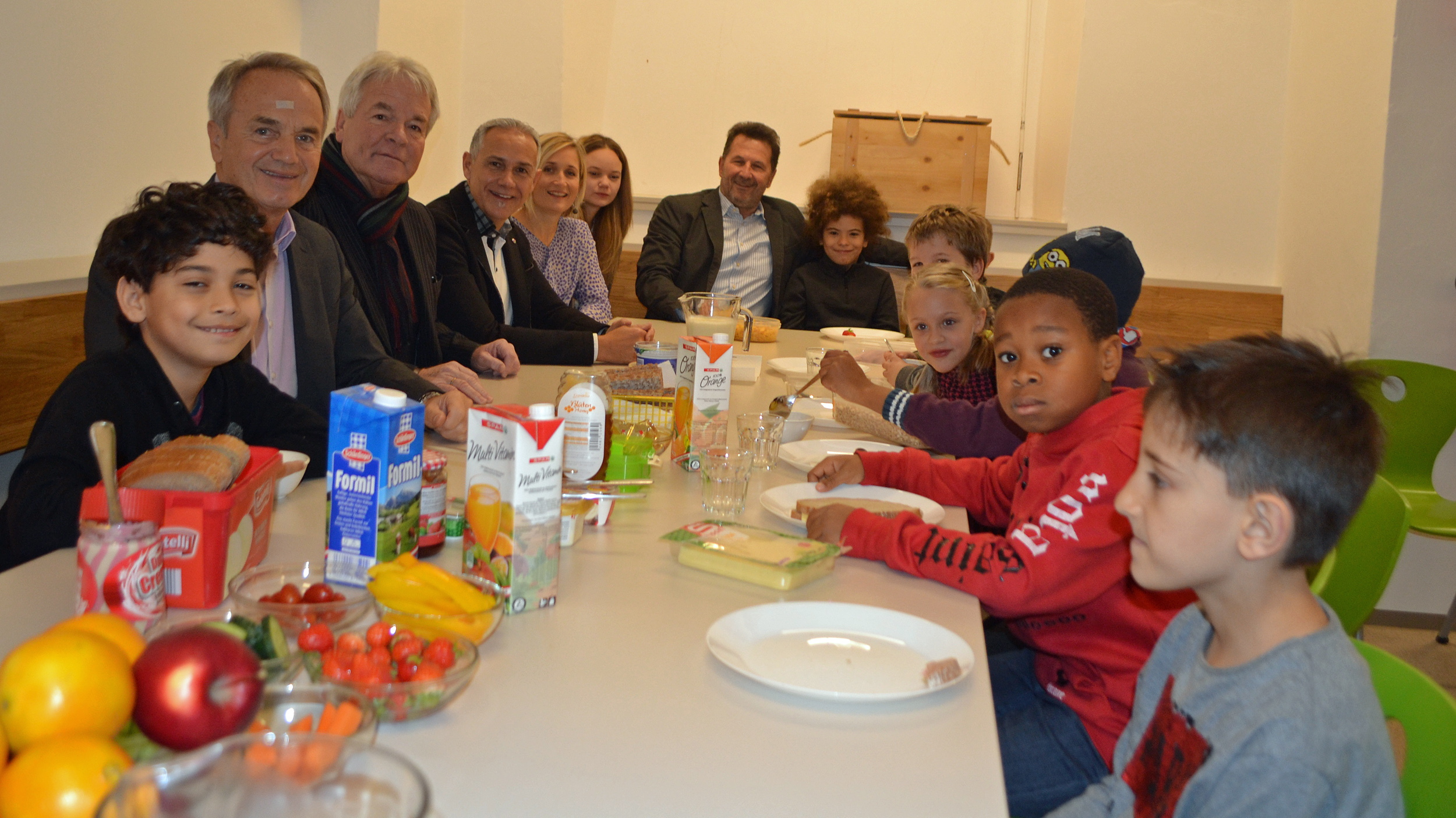 Ewald Wiedenbauer (Präsident Volkshilfe Kärnten), Stadtrat Ernst Pechlaner, Jürgen Pfeiler (Vizebürgermeister und Sozialreferent Stadt Klagenfurt), Kerstin Egger (Geschäftsführung Volkshilfe Tirol), Christina Lichtenegger (Projektkoordinatorin Volkshilfe Kärnten), Hermann Riepl (Geschäftsführung Volkshilfe Kärnten; v.l.) besuchten die Kinder in der Volksschule Leitgeb 2 beim Frühstück.