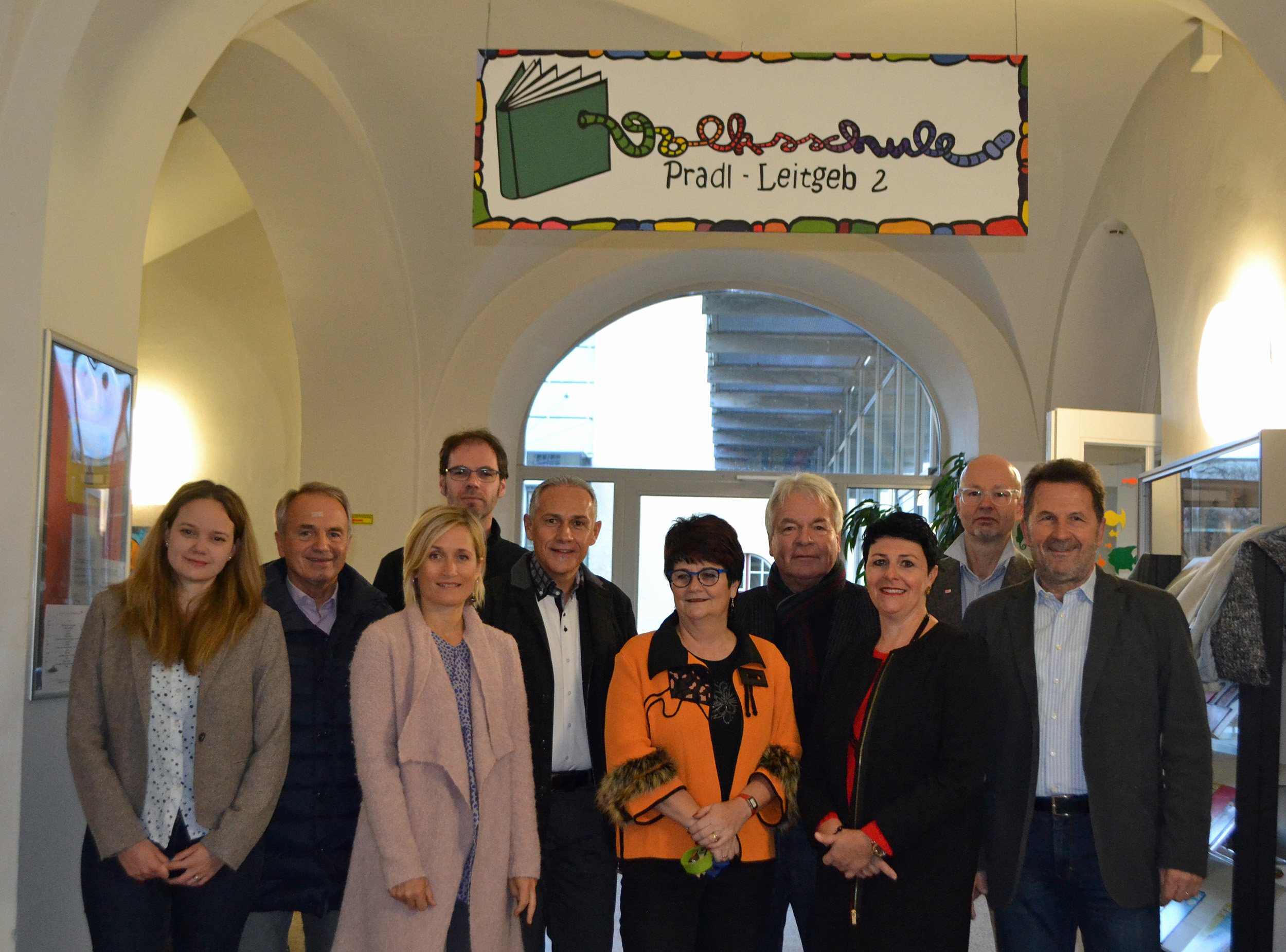 v. l.: Christina Lichtenegger (Projektkoordinatorin Volkshilfe Kärnten), Ewald Wiedenbauer (Präsident Volkshilfe Kärnten), Kerstin Egger (Geschäftsführung Volkshilfe Tirol), Wolfgang Grünzweig (Stadt Innsbruck), Jürgen Pfeiler (Vizebürgermeister und Sozialreferent Stadt Klagenfurt), Angelika Rädler (Direktorin Volksschule Pradl-Leitgeb 2), Stadtrat Ernst Pechlaner, Andrea Hofstädter-Binna (Direktorin Volksschule Pradl-Leitgeb 1), Werner Leithmayer (Schulverwaltung, Stadt Innsbruck) und Hermann Riepl (Geschäftsführung Volkshilfe Kärnten)