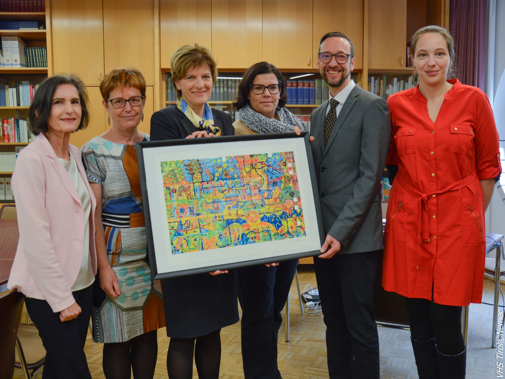 Silvia Caramelle (Vizepräsidentin Volkshochschule Tirol), Christine Bitsche (Qualitätsbeauftragte Volkshochschule Tirol), Bürgermeisterin Christine Oppitz-Plörer (Vorsitzende der Volkshochschule Tirol), Klaus Springer (Geschäftsführer Volkshochschule Tirol), Larissa Rödlach (Qualitätsbeauftragte Volkshochschule Tirol) mit dem LQW-Qualitätssiegel (v.l.)