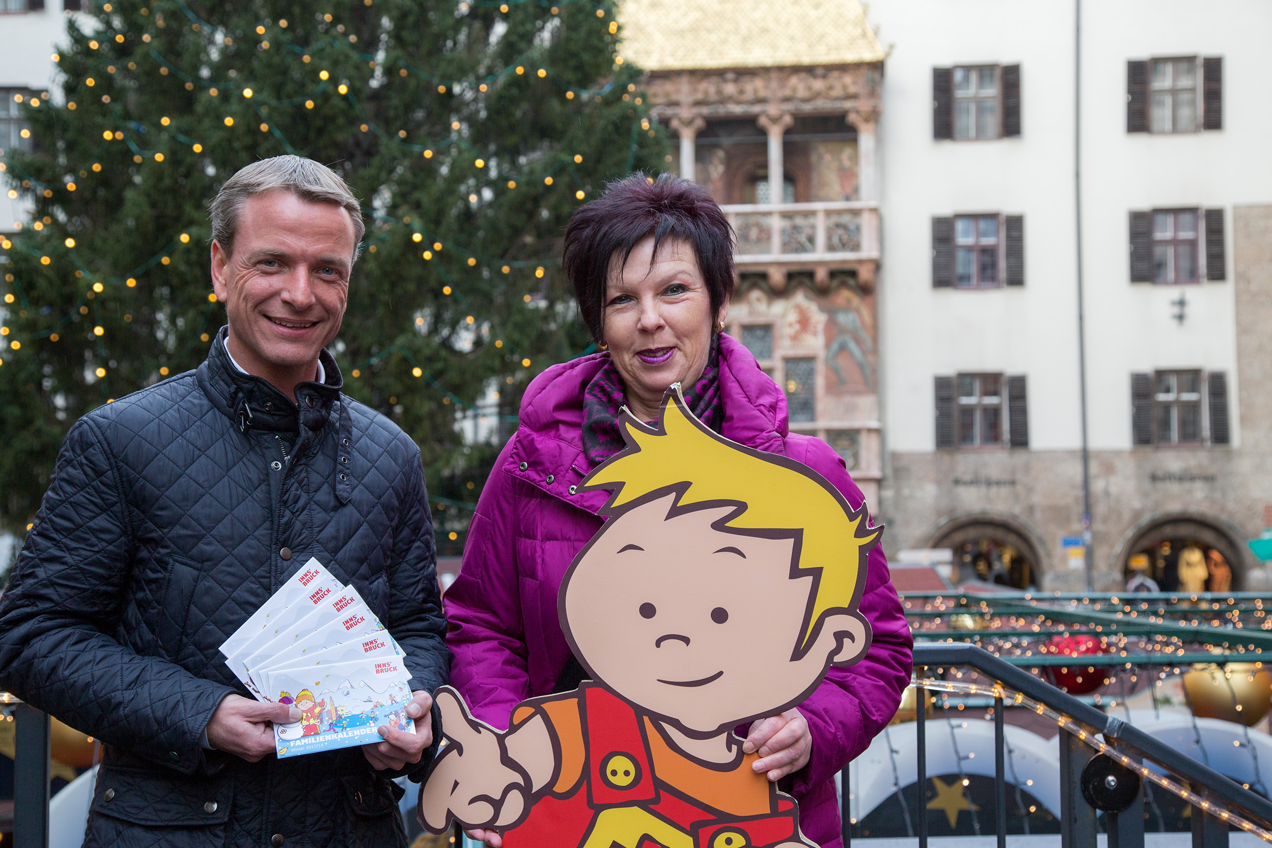 Familienreferent Vizebürgermeister Christoph Kaufmann und Referatsleiterin Uschi Klee präsentieren die Winterausgabe des Innsbrucker Familienkalenders.