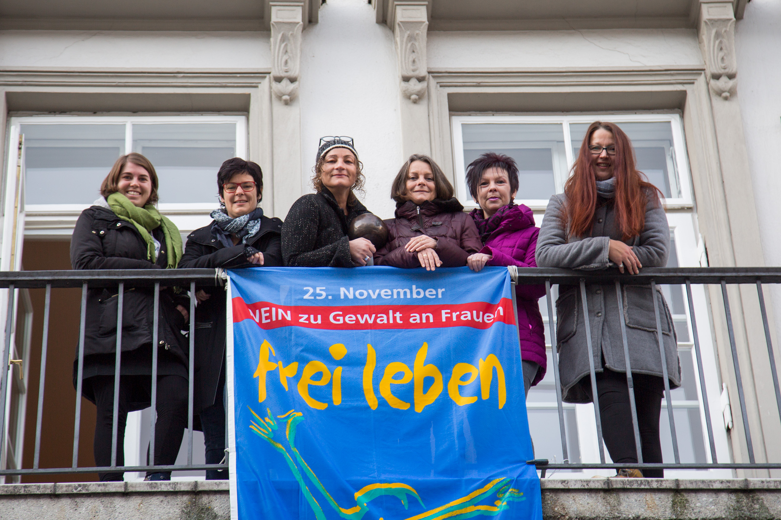 Rebekka Mayr (Aranea), Natascha Chmelar (Dowas für Frauen), Gabi Plattner (Frauenhaus Tirol), Vizebürgermeisterin Sonja Pitscheider, Referatsleiterin Uschi Klee und Doris Stauder (Frauen gegen Vergewaltigung) hängten gemeinsam die „Frei leben ohne Gewalt“-Flagge am Balkon des Rathauses auf.