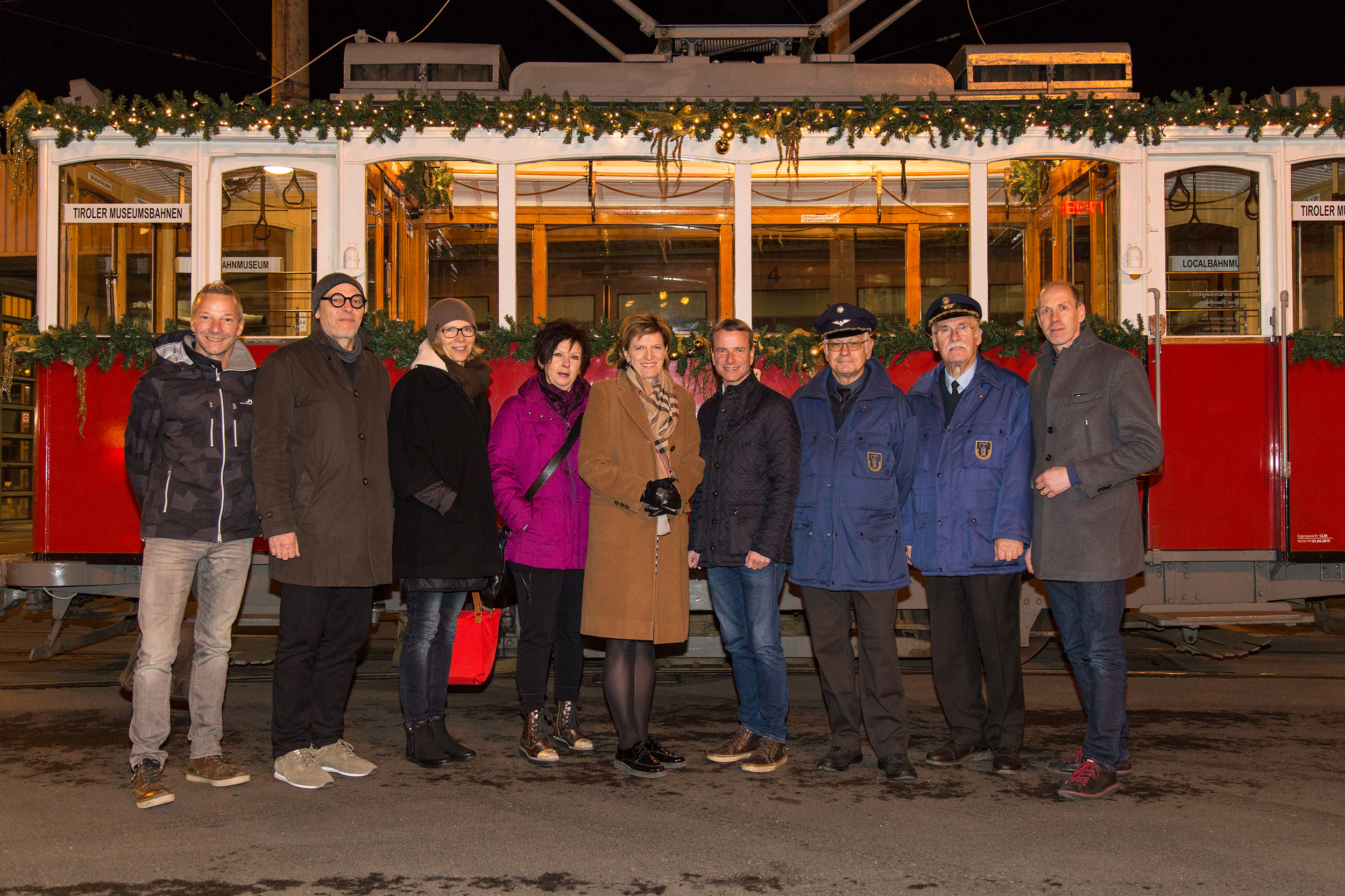 Am IVB-Betriebsgelände bevor die Innsbrucker Christkindlbahn ihre erste Runde durch die Landeshauptstadt fuhr (v.l.): Robert Neuner (IAI VeranstaltungsGmbH), IVB-GF Martin Baltes, Martina Zabernig (Amtsleiterin Kinder, Jugend und Generationen), Uschi Klee (Referatsleiterin Frauen, Familien und SeniorInnen), Bürgermeisterin Christine Oppitz-Plörer, Vizebürgermeister Christoph Kaufmann, die Schaffner der Tiroler Museumsbahnen und Bernhard Vettorazzi (GF Stadtmarketing Innsbruck)