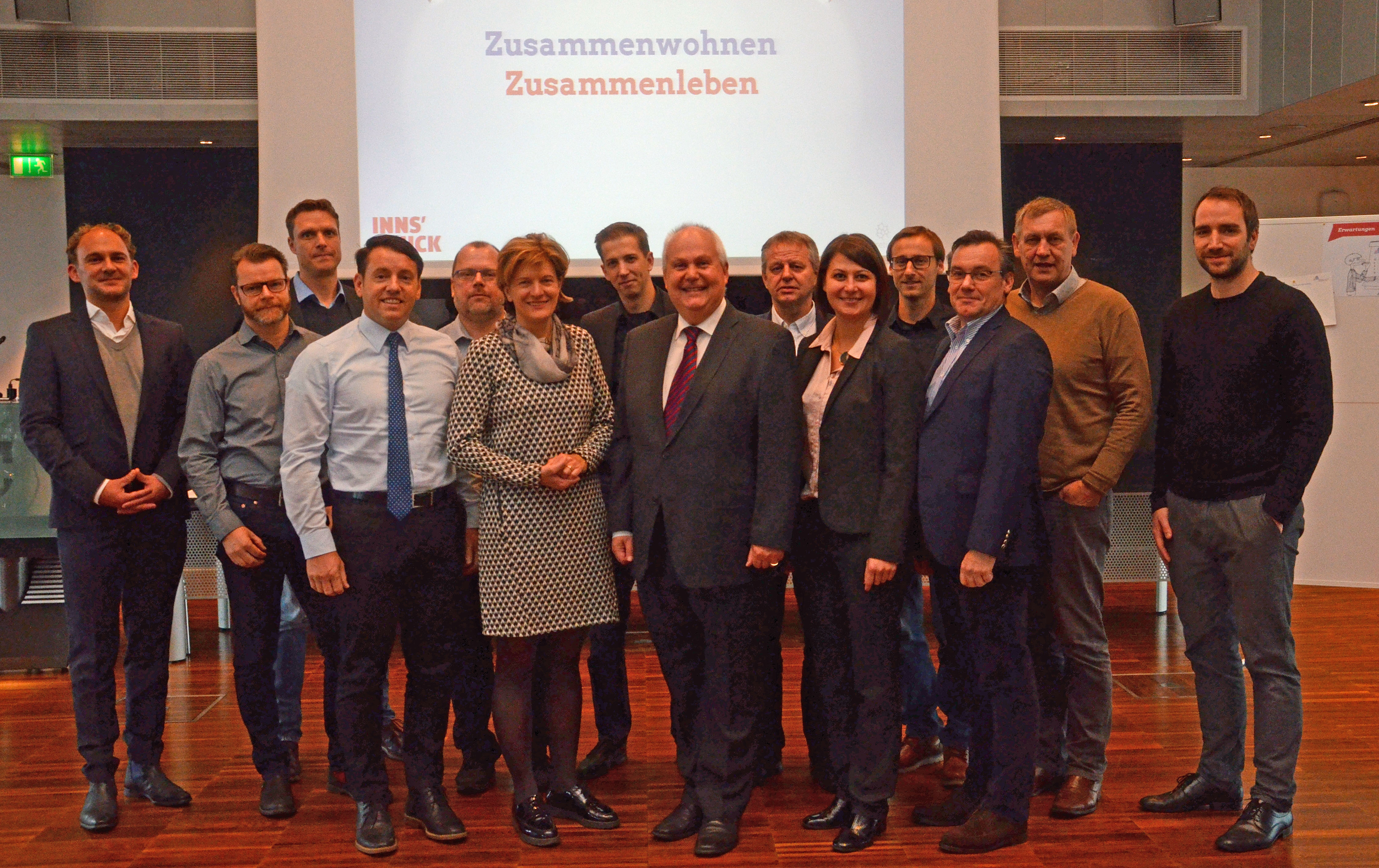 Der Erfahrungsaustausch stand im Mittelpunkt des Treffens von Bürgermeisterin Christine Oppitz-Plörer (6. v. l.), Stadtrat Andreas Wanker (8. v. l.), IIG-Geschäftsführer Franz Danler (4. v. l.), NHT-Geschäftsführer Markus Pollo (3. v. r.) sowie weiteren VertreterInnen der Wohnbauträger.