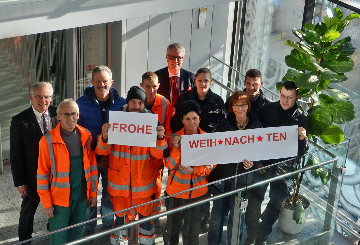 Wie in den Jahren zuvor sind auch heuer während der Feiertage zahlreiche MitarbeiterInnen des Magistrats im Einsatz. Magistratsdirektor Holas (l.) und Personalchef Neu (hinten M.) wissen ihre Leistungen zu schätzen.